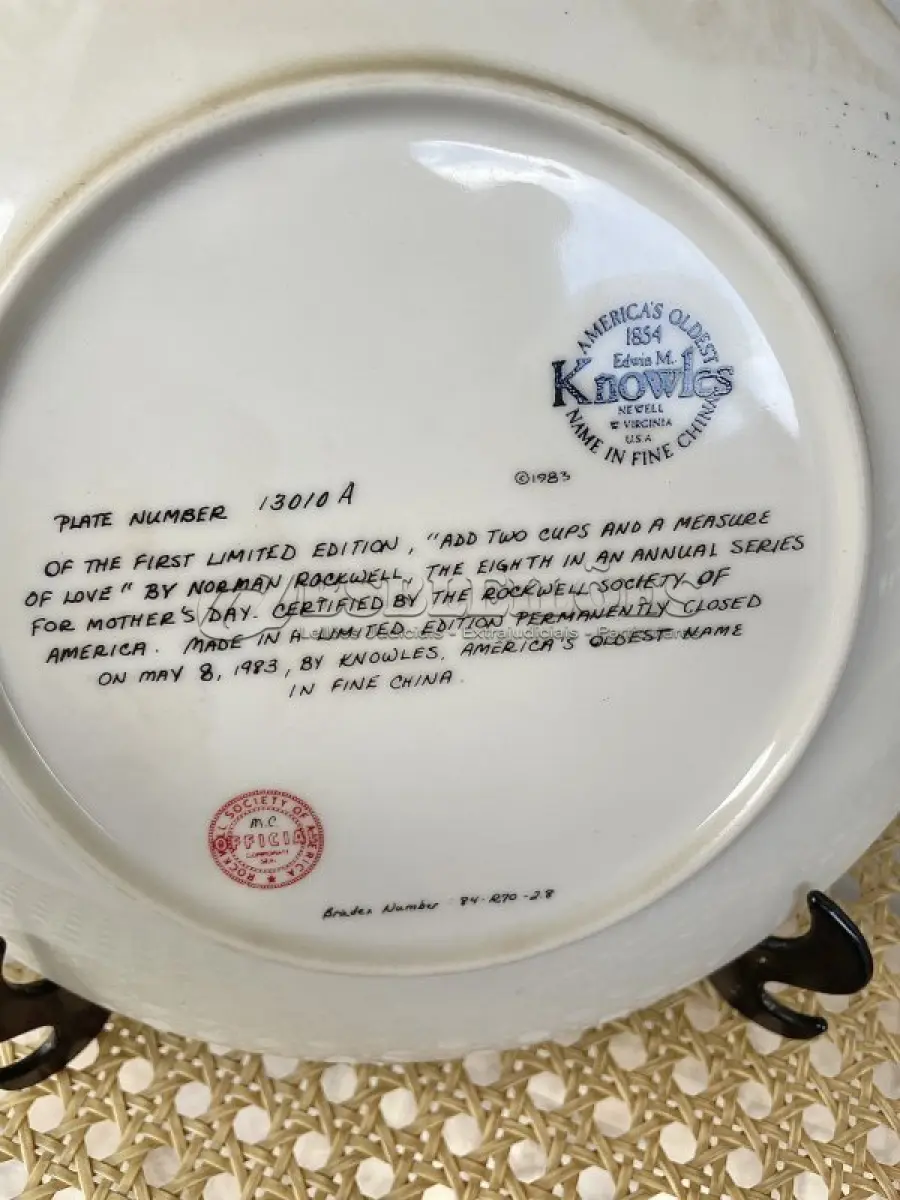 LOTE 050 - 01 RARO PRATO DE "1983 ADD TWO CUPS AND A MEASURE OF LOVE - COLLECTIBLE PORCELAIN PLATE", DE NORMAN ROCKWELL! FABRICADO PELA KNOWLES, A MARCA MAIS ANTIGA DA AMÉRICA EM PORCELANA FINA. MEDE APROXIMADAMENTE 21,5 CM DE DIÂMETRO.NO VERSO DO PRATO ESTÁ ESCRITO: "DA PRIMEIRA EDIÇÃO LIMITADA, 'ADD TWO CUPS AND A MEASURE OF LOVE', DE NORMAN ROCKWELL. O OITAVO DE UMA SÉRIE ANUAL PARA O DIA DAS MÃES. COM CERTIFICADO DE ALTENCIDADE PELA ROCKWELL SOCIETY OF AMERICA. FEITO EM EDIÇÃO LIMITADA, PERMANENTEMENTE FECHADO EM 8 DE MAIO DE 1983, POR KNOWLES.ITEM COMPRADO EM GAREGEM DE ANTIGUIDADES NOS EUA.SUPORTE PARA PRATO NÃO INCLUÍDO NESTA VENDA. (NO ESTADO) ATENÇÃO! FAZER A VISITAÇÃO ANTES DE ARREMATAR, NÃO SABEMOS SE FUNCIONA, LEILÃO NÃO TEM GARANTIA E NEM DEVOLUÇÃO, SUJEITO A POSSÍVEIS AVARIAS VISÍVEIS/OCULTAS E/OU AUSÊNCIA DE COMPONENTES.