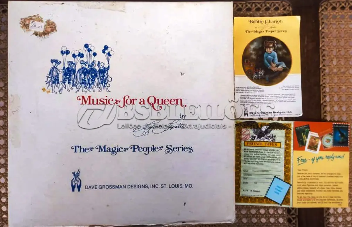 LOTE 238 - 01 RARO PRATO DE COLECIONADOR LYNN LUPETTI MAGIC PEOPLE FANTASY FESTIVAL É UMA ADIÇÃO VIBRANTE A QUALQUER COLEÇÃO, COM 26 CM DE DIÂMETRO. PRATO APRESENTA UM PADRÃO LÚDICO DE UM MENINO EM MEIO A UMA PAISAGEM MÁGICA E FANTÁSTICA, LINDAMENTE REPRESENTADO EM TONS DE AZUL E VERMELHO. CRIADO NOS ESTADOS UNIDOS EM 1982, ELE REMONTA AO FINAL DO SÉCULO XX, REFLETINDO A ARTE E O ESTILO DA DÉCADA DE 1980. FORAM LANÇADAS APENAS 10 MIL PEÇAS ESSE E O PRATO DE NUMERO 3638. UMA TÉCNICA DE PRODUÇÃO EM CERÂMICA ARTÍSTICA, ESTE ITEM DE COLECIONADOR FOI PROJETADO PARA SER EXIBIDO E APRECIADO EM TODAS AS OCASIÕES. O PRATO É UM TESTEMUNHO DA ESTÉTICA DA ÉPOCA, APRESENTANDO UM TEMA NOSTÁLGICO DE CRIANÇAS QUE CAPTURA A IMAGINAÇÃO E O ESPÍRITO DA ÉPOCA. SEJA VOCÊ UM COLECIONADOR EXPERIENTE OU SIMPLESMENTE UM APRECIADOR DO CHARME DE ITENS VINTAGE, ESTA PEÇA CERTAMENTE ENCANTARÁ.ITEM COMPRADO E GARAGENS DE ANTIGUIDADES NOS EUA.SUPORTE PARA PRATO NÃO INCLUÍDO NESTA VENDA. (NO ESTADO) ATENÇÃO! FAZER A VISITAÇÃO ANTES DE ARREMATAR, NÃO SABEMOS SE FUNCIONA, LEILÃO NÃO TEM GARANTIA E NEM DEVOLUÇÃO, SUJEITO A POSSÍVEIS AVARIAS VISÍVEIS/OCULTAS E/OU AUSÊNCIA DE COMPONENTES.