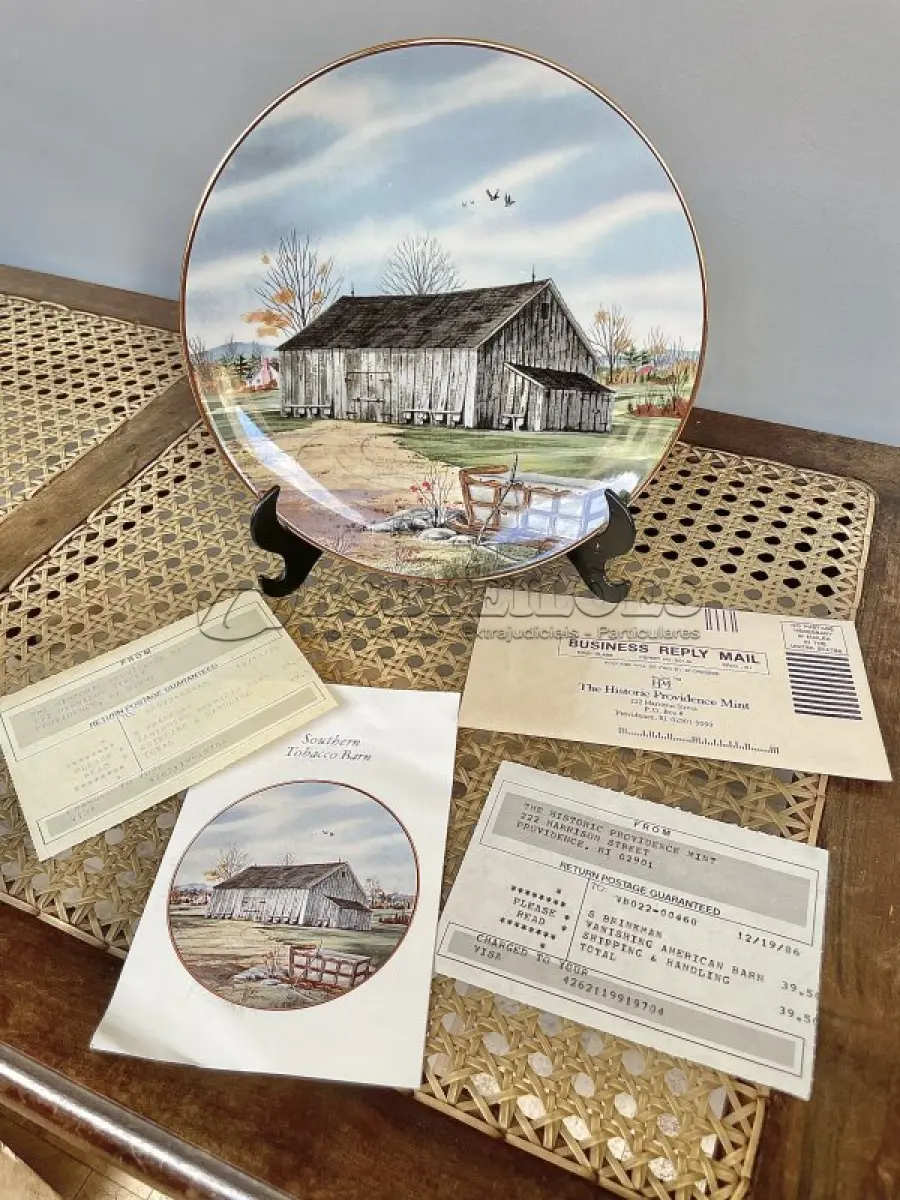 LOTE 092 - 01 RARO PRATO COM O TEMA O CELEIRO AMERICANO DESAPARECIDO  PORCELANA FRANCISCANA. PEÇA  HISTÓRICA DE CELEIRO PROVIDENCE, SOUTHERN TOBACCO BARN, 1983. COM 21 CM DE DIÂMETRO EDIÇAO LIMITADA LANÇADO NOS ANOS 80. PEÇA ENCONTRADA EM UM ARMÁRIO DURANTE A VENDA DE UMA PROPRIEDADE NOS EUA APÓS MUITOS ANOS GUARDADOS.  CAIXA ORIGINAL E COM DOCUMENTOS DA PEÇA, SUPORTE PARA PRATO NÃO INCLUÍDO NESTA VENDA.