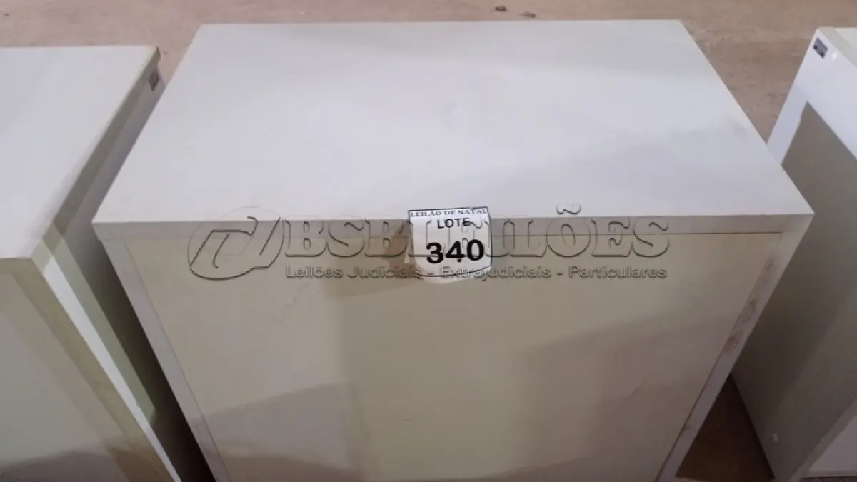 LOTE 340 - 01 ARMÁRIO BAIXO COM 02 PORTAS EM MADEIRA. (NO ESTADO) ATENÇÃO! FAZER A VISITAÇÃO ANTES DE ARREMATAR, NÃO SABEMOS SE FUNCIONA, LEILÃO NÃO TEM GARANTIA E NEM DEVOLUÇÃO, SUJEITO A POSSÍVEIS AVARIAS VISÍVEIS/OCULTAS E/OU AUSÊNCIA DE COMPONENTES.