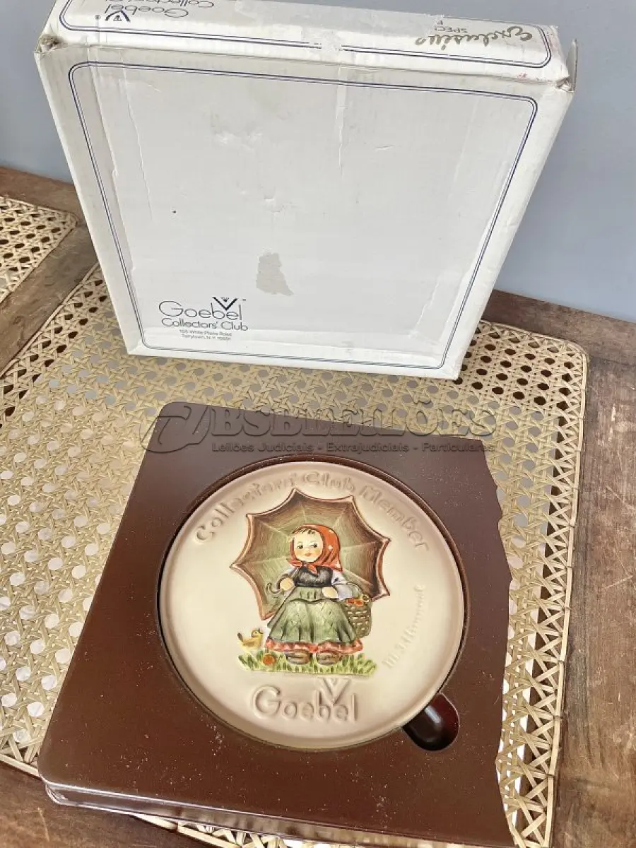 LOTE 044 - 01 LINDA E RARA PLACA DE MEMBRO DO CLUBE DE COLECIONADORES GOEBEL HUMMEL PLACA Nº 690 EDIÇÃO ESPECIAL Nº 2 DE 1978 COM 15 CM DE CUMPRIMENTO "GERMANIA"  LANÇADA SOMETE PARA MEMBROS DO CLUBE DE COLECIONADORES GOEBEL. ITEM COMPRADO EM GARAGENS DE ANTIGUIDADES NOS EUA.SUPORTE PARA PRATO NÃO INCLUÍDO NESTA VENDA. (NO ESTADO) ATENÇÃO! FAZER A VISITAÇÃO ANTES DE ARREMATAR, NÃO SABEMOS SE FUNCIONA, LEILÃO NÃO TEM GARANTIA E NEM DEVOLUÇÃO, SUJEITO A POSSÍVEIS AVARIAS VISÍVEIS/OCULTAS E/OU AUSÊNCIA DE COMPONENTES.