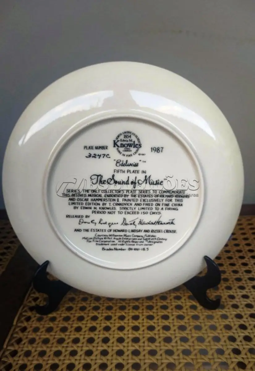 LOTE 256 - 01 PRATO DE COLECIONADOR É UM ITEM ESSENCIAL PARA QUALQUER ENTUSIASTA DE ITENS DECORATIVOS. O PRATO EDELWEISS "A NOVIÇA REBELDE", DA KNOWLES, É O QUINTO DA SÉRIE E VEM COM CERTIFICADO DE AUTENTICIDADE, CAIXA ORIGINAL E UM FOLHETO EXPLICATIVO. O PRATO TEM UM BELO DESIGN MULTICOLORIDO, PINTADO EXCLUSIVAMENTE PARA ESTA EDIÇÃO LIMITADA POR T. CRNKOVICH. O PRATO TEM 21,5 CM DE DIÂMETRO E É FEITO DE PORCELANA FINA, COM UM ESTILO DE PRODUÇÃO DE COZIMENTO EM PORCELANA FINA POR EDWIN M. KNOWLES.PRATO DE NUMERO 3247C. ESTE PRATO VINTAGE É DA DÉCADA DE 1980 E É PERFEITO PARA QUALQUER OCASIÃO.ITEM COMPRADO E GARAGENS DE ANTIGUIDADES NOS EUA. SUPORTE PARA PRATO NÃO INCLUÍDO NESTA VENDA. (NO ESTADO) ATENÇÃO! FAZER A VISITAÇÃO ANTES DE ARREMATAR, NÃO SABEMOS SE FUNCIONA, LEILÃO NÃO TEM GARANTIA E NEM DEVOLUÇÃO, SUJEITO A POSSÍVEIS AVARIAS VISÍVEIS/OCULTAS E/OU AUSÊNCIA DE COMPONENTES.