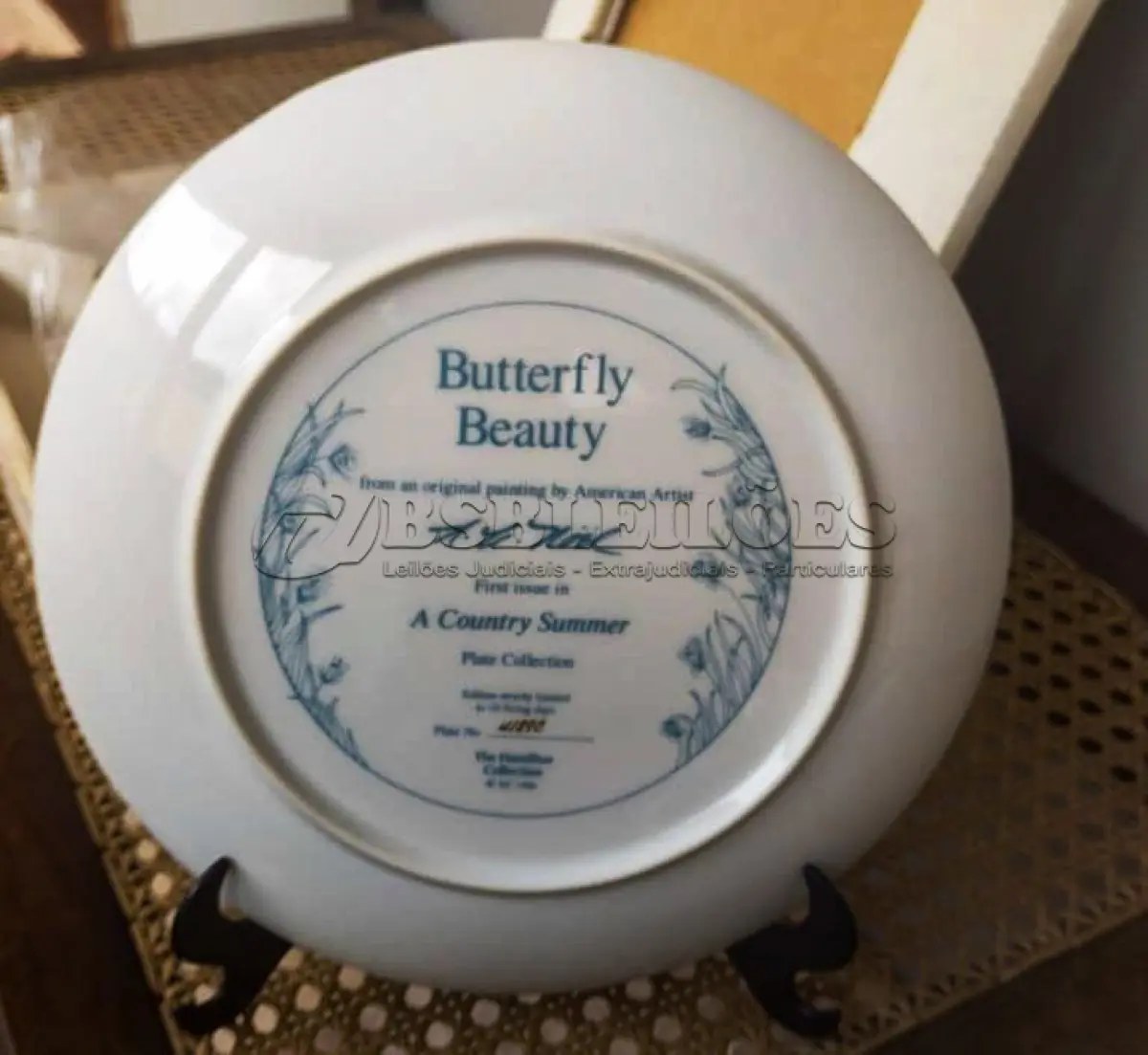 LOTE 230 - 01 PRATO DE COLECIONADOR DA HAMILTON COLLECTION, INTITULADO "BUTTERFLY BEAUTY", UM VERÃO COUNTRY, COM CERTIFICADO DE AUTENTICIDADE É UMA BELA ADIÇÃO A QUALQUER COLEÇÃO. APRESENTA UM DESLUMBRANTE DESIGN DE BORBOLETA MULTICOLORIDA, PERFEITO PARA TODAS AS OCASIÕES E ADICIONANDO UM TOQUE DE EXCENTRICIDADE A QUALQUER AMBIENTE. FABRICADO NOS ESTADOS UNIDOS, COM 10 DIAS DE VENDAS LIMITADOS PRATO NUMERADO COM CERTIFICADO ESTA PEÇA VINTAGE FAZ PARTE DA LINHA COUNTRY SUMMER. COM 23,5 CM DE DIÂMETRO. OBS PEQUE COM PEQUENO BICADO COMO MOSTRA NAS FOTOS. ITEM COMPRADO EM GARAGENS DE ANTIGUIDADES NOS EUA. SUPORTE PARA PRATO NÃO INCLUÍDO NESTA VENDA. (NO ESTADO) ATENÇÃO! FAZER A VISITAÇÃO ANTES DE ARREMATAR, NÃO SABEMOS SE FUNCIONA, LEILÃO NÃO TEM GARANTIA E NEM DEVOLUÇÃO, SUJEITO A POSSÍVEIS AVARIAS VISÍVEIS/OCULTAS E/OU AUSÊNCIA DE COMPONENTES.
