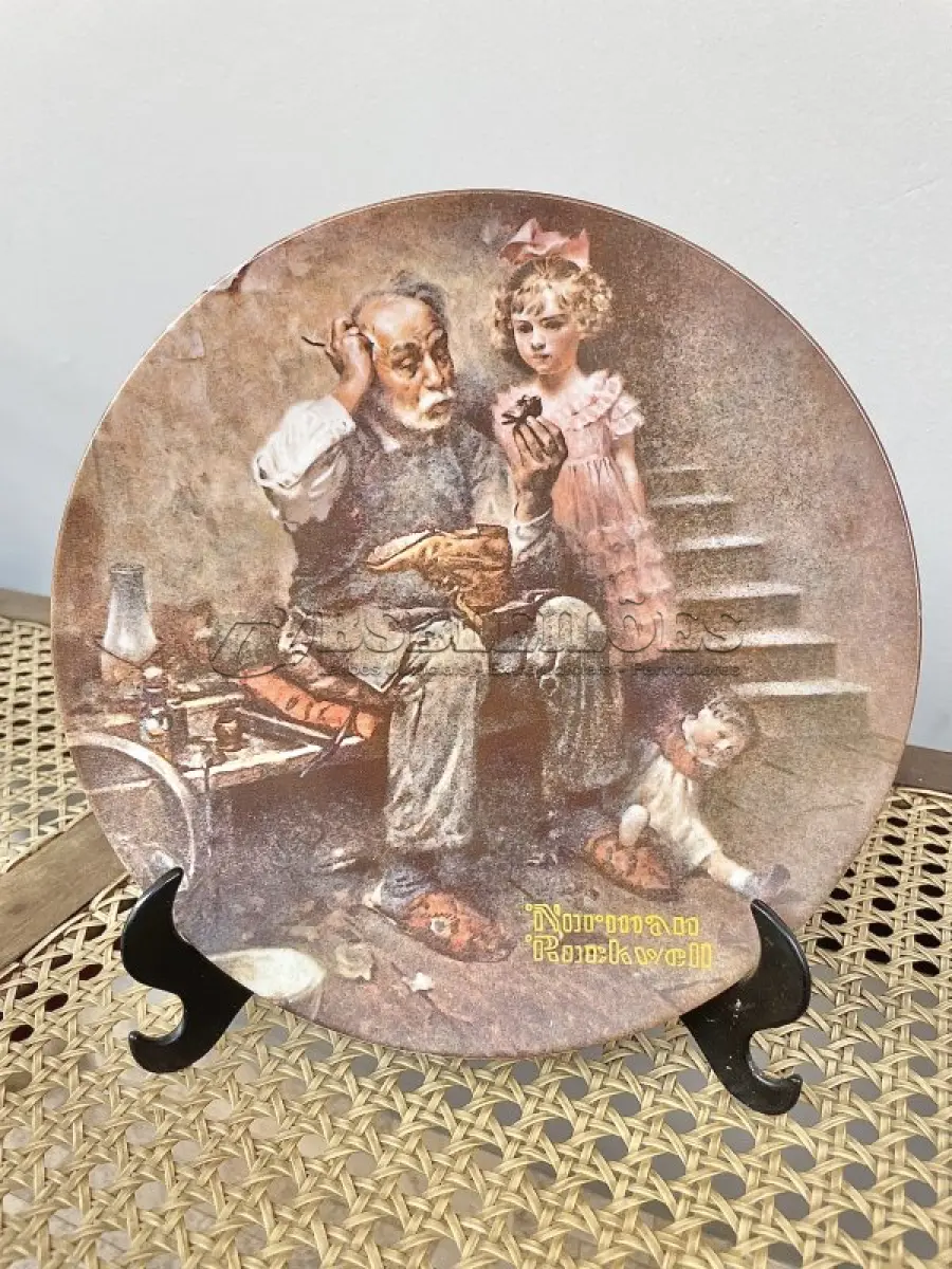 LOTE 082 - 01 RARO PRATO DE NORMAN ROCKWELL  PEÇA DE COLECIONADOR VINTAGE 8-1/2" THE COBBLER 2ND HERITAGE DE KNOWLES 1978 EDWIN M. KNOWLES. EDIÇÃO LIMITADA DE NORMAN ROCKWELL, "VERDADEIRO CLÁSSICO ROCKWELL"" PELA ROCKWELL SOCIETY OF AMERICA CAIXA ORIGINAL. O PRATO MEDE 21,5 CM DE DIÂMETRO. ITEM. FOI ENCONTRADA EM UM ARMÁRIO DURANTE A VENDA DE UMA PROPRIEDADE, APÓS MUITOS ANOS GUARDADOS.  CAIXA ORIGINAL. “SUPORTE PARA PRATO NÃO INCLUÍDO NESTA VENDA. (NO ESTADO) ATENÇÃO! FAZER A VISITAÇÃO ANTES DE ARREMATAR, NÃO SABEMOS SE FUNCIONA, LEILÃO NÃO TEM GARANTIA E NEM DEVOLUÇÃO, SUJEITO A POSSÍVEIS AVARIAS VISÍVEIS/OCULTAS E/OU AUSÊNCIA DE COMPONENTES.