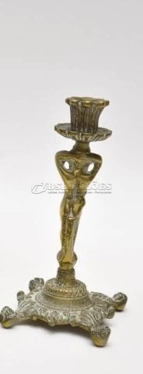 LOTE 047 - 01 CASTIÇAL DE BRONZE PARA VELA, 26 DE ALTURA. (NO ESTADO) ATENÇÃO! FAZER A VISITAÇÃO ANTES DE ARREMATAR, NÃO SABEMOS SE FUNCIONA, LEILÃO NÃO TEM GARANTIA E NEM DEVOLUÇÃO, SUJEITO A POSSÍVEIS AVARIAS VISÍVEIS/OCULTAS E/OU AUSÊNCIA DE COMPONENTES.