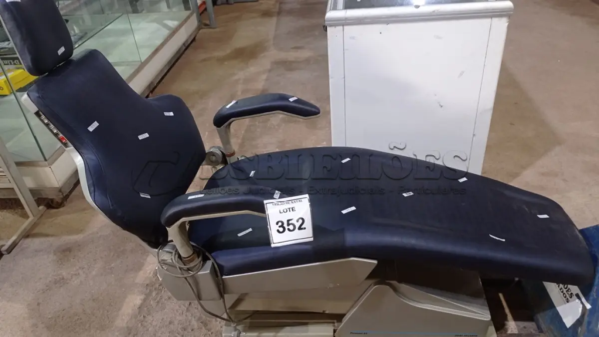 LOTE 352 - 01 CADEIRA ELÉTRICA ODONTOLÓGICA. (NO ESTADO) ATENÇÃO! FAZER A VISITAÇÃO ANTES DE ARREMATAR, NÃO SABEMOS SE FUNCIONA, LEILÃO NÃO TEM GARANTIA E NEM DEVOLUÇÃO, SUJEITO A POSSÍVEIS AVARIAS VISÍVEIS/OCULTAS E/OU AUSÊNCIA DE COMPONENTES.