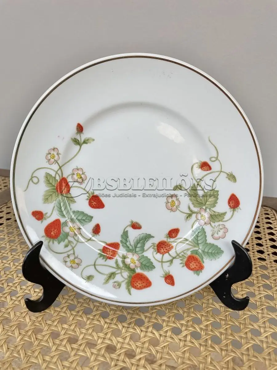 LOTE 222 - 01 PRATO DE PORCELANA VINTAGE AVON MORANGO COM 6 SABONETES  DE 1978.ESTE PRATO, FEITO DE PORCELANA FINA, FOI DECORADO À MÃO COM DETALHES EM OURO 22K NO BRASIL. O PRATO TEM 19 CM DE DIÂMETRO. EXCELENTE ESTADO. ITEM RARO COMPRADO EM HARVEST HILLS NOS EUA ESTAVA GUARDADO A ANOS.SUPORTE PARA PRATO NÃO INCLUÍDO NESTA VENDA. (NO ESTADO) ATENÇÃO! FAZER A VISITAÇÃO ANTES DE ARREMATAR, NÃO SABEMOS SE FUNCIONA, LEILÃO NÃO TEM GARANTIA E NEM DEVOLUÇÃO, SUJEITO A POSSÍVEIS AVARIAS VISÍVEIS/OCULTAS E/OU AUSÊNCIA DE COMPONENTES.
