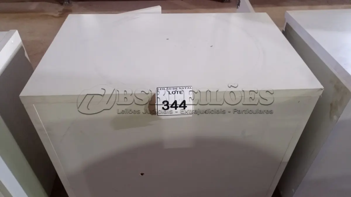 LOTE 344 - 01 ARMÁRIO BAIXO COM 02 PORTAS EM MADEIRA. (NO ESTADO) ATENÇÃO! FAZER A VISITAÇÃO ANTES DE ARREMATAR, NÃO SABEMOS SE FUNCIONA, LEILÃO NÃO TEM GARANTIA E NEM DEVOLUÇÃO, SUJEITO A POSSÍVEIS AVARIAS VISÍVEIS/OCULTAS E/OU AUSÊNCIA DE COMPONENTES.