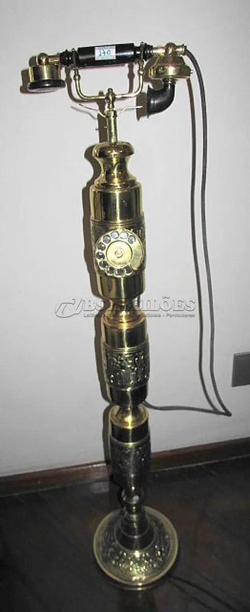 LOTE 035 - 01 RARO TELEFONE IMPORTADO  FUNCIONANDO. FUNCIONANDO ATE O MOMENTO SEM GARANTIAS FUTURAS  ALT. 117CM. (NO ESTADO) ATENÇÃO! FAZER A VISITAÇÃO ANTES DE ARREMATAR, NÃO SABEMOS SE FUNCIONA, LEILÃO NÃO TEM GARANTIA E NEM DEVOLUÇÃO, SUJEITO A POSSÍVEIS AVARIAS VISÍVEIS/OCULTAS E/OU AUSÊNCIA DE COMPONENTES.