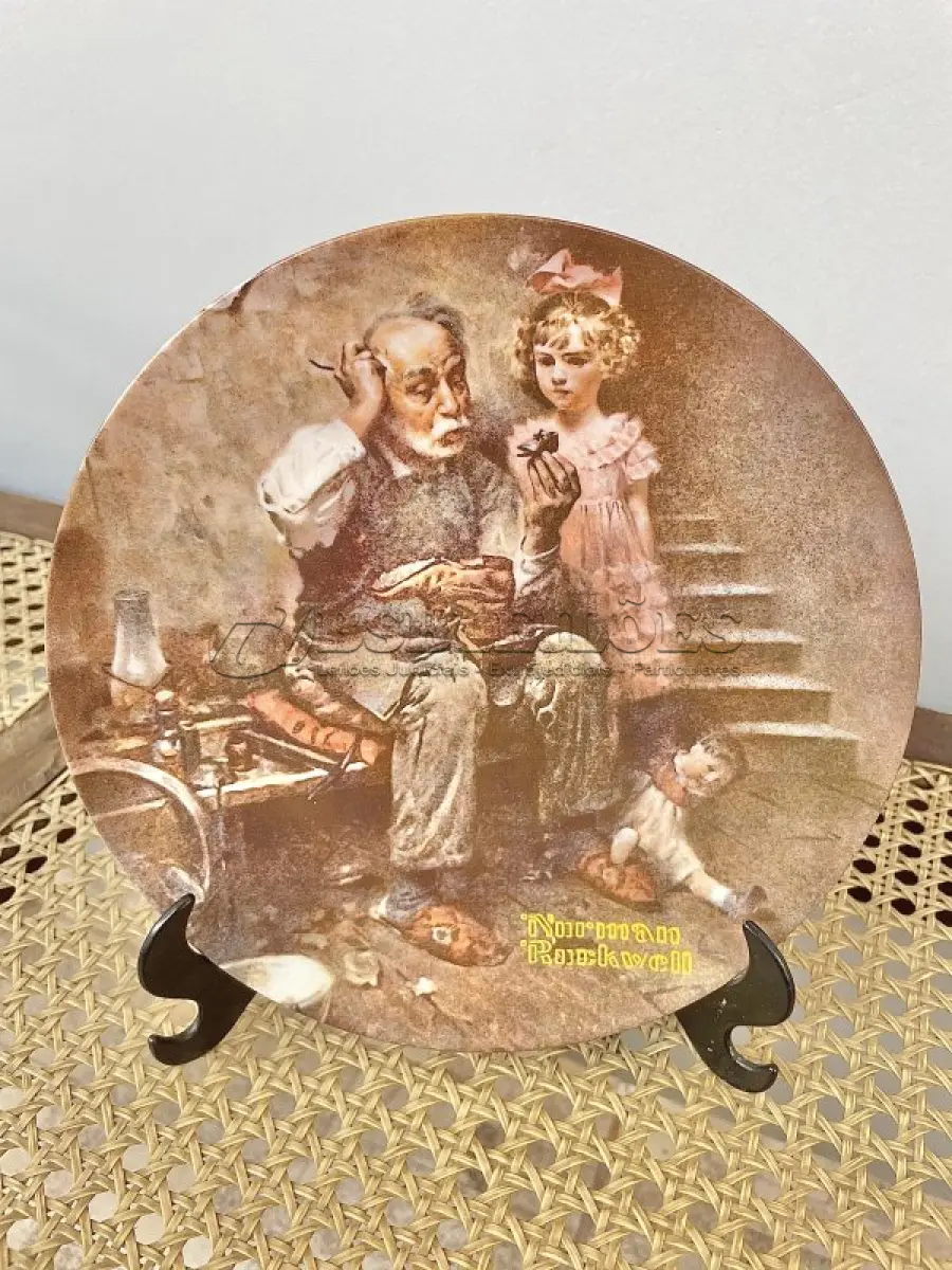 LOTE 100 - 01 RARO PRATO EDIÇÃO LIMITADA AUTÊNTICA DE "THE COBBLER" DE NORMAN ROCKWELL, COM CERTIFICADO DE AUTENTICIDADE  PRATO COLECIONÁVEL COM 21 CM DE DIÂMETRO . SEGUNDO NA COLEÇÃO DE HERANÇA ROCKWELL. FEITO À MÃO EM UMA EDIÇÃO LIMITADA, FOI FECHADO PERMANENTEMENTE EM 1978 POR KNOWLES E CERTIFICADO COMO UM "TRUE ROCKWELL CLASSIC" PELA ROCKWELL SOCIETY OF AMERICA. NORMAN ROCKWELL AUTENTICADO ARTESANATO DA EDWIN M. KNOWLES CHINA CO. DE 1854.PEÇA COMPRADA EM GARAGEM DE ANTIGUIDADES NOS EUA. SUPORTE PARA PRATO NÃO INCLUÍDO NESTA VENDA. (NO ESTADO) ATENÇÃO! FAZER A VISITAÇÃO ANTES DE ARREMATAR, NÃO SABEMOS SE FUNCIONA, LEILÃO NÃO TEM GARANTIA E NEM DEVOLUÇÃO, SUJEITO A POSSÍVEIS AVARIAS VISÍVEIS/OCULTAS E/OU AUSÊNCIA DE COMPONENTES.