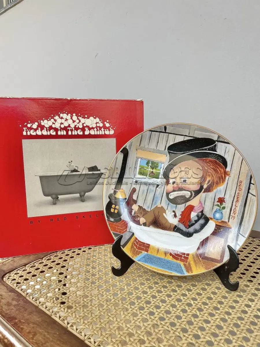 LOTE 110 - 01 RARO PRATO DE COLECIONADOR DE EDIÇÃO LIMITADA APRESENTA O ICÔNICO PERSONAGEM RED SKELETON, "ASSINADO À MÃO" FREDDIE, TOMANDO BANHO EM SUA BANHEIRA. COM 21 CM DE DIÂMETRO, PEÇA  VINTAGE FOI FABRICADA NOS ESTADOS UNIDOS DURANTE A DÉCADA DE 1970 E ESTÁ EM EXCELENTES CONDIÇÕES. PERFEITA PARA QUALQUER ENTUSIASTA DO RED SKELETON, ITEM DE COLECIONADOR, ESTA PEÇA DECORATIVA ADICIONARÁ UM TOQUE DE HUMOR E NOSTALGIA A QUALQUER COLEÇÃO.  ITEM ÚNICO E DIFÍCIL DE ENCONTRAR, UNICO NOBRASIL APENAS 10 MIL PRATOS LANÇADOS NOS EUA. PRATO DE Nº 1342/10.000. ITEM COMPRADO EM GARAGEM DE ANTIGUIDADES NOS EUA.SUPORTE PARA PRATO NÃO INCLUÍDO NESTA VENDA. (NO ESTADO) ATENÇÃO! FAZER A VISITAÇÃO ANTES DE ARREMATAR, NÃO SABEMOS SE FUNCIONA, LEILÃO NÃO TEM GARANTIA E NEM DEVOLUÇÃO, SUJEITO A POSSÍVEIS AVARIAS VISÍVEIS/OCULTAS E/OU AUSÊNCIA DE COMPONENTES.