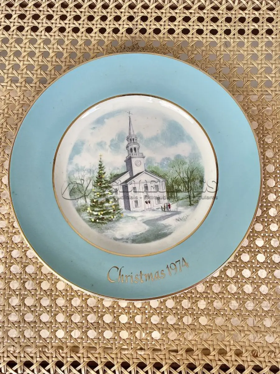LOTE 054 - 01 LINDO PRATO DE NATAL DA SÉRIE AVON CHRISTMAS PLATE  PRATO DE COLECIONADOR FEITO NA INGLATERRA POR ENOCH WEDGWOOD CHRISTMAS SERIES 2ª EDIÇÃO  SÉRIE COUNTRY CHURCH 2ª EDIÇÃO 1974 VINTAGE. (TUNSTALL) EM 1980.COM 21,5 CM DE DIÂMETRO COM DOIS ANÉIS DE OURO 22K . ITEM COMPRADO EM GARAGENS DE ANTIGUIDADES NOS EUA." ITEM COMPRADO EM GARAGENS DE ANTIGUIDADES NOS EUA.SUPORTE PARA PRATO NÃO INCLUÍDO NESTA VENDA. (NO ESTADO) ATENÇÃO! FAZER A VISITAÇÃO ANTES DE ARREMATAR, NÃO SABEMOS SE FUNCIONA, LEILÃO NÃO TEM GARANTIA E NEM DEVOLUÇÃO, SUJEITO A POSSÍVEIS AVARIAS VISÍVEIS/OCULTAS E/OU AUSÊNCIA DE COMPONENTES.