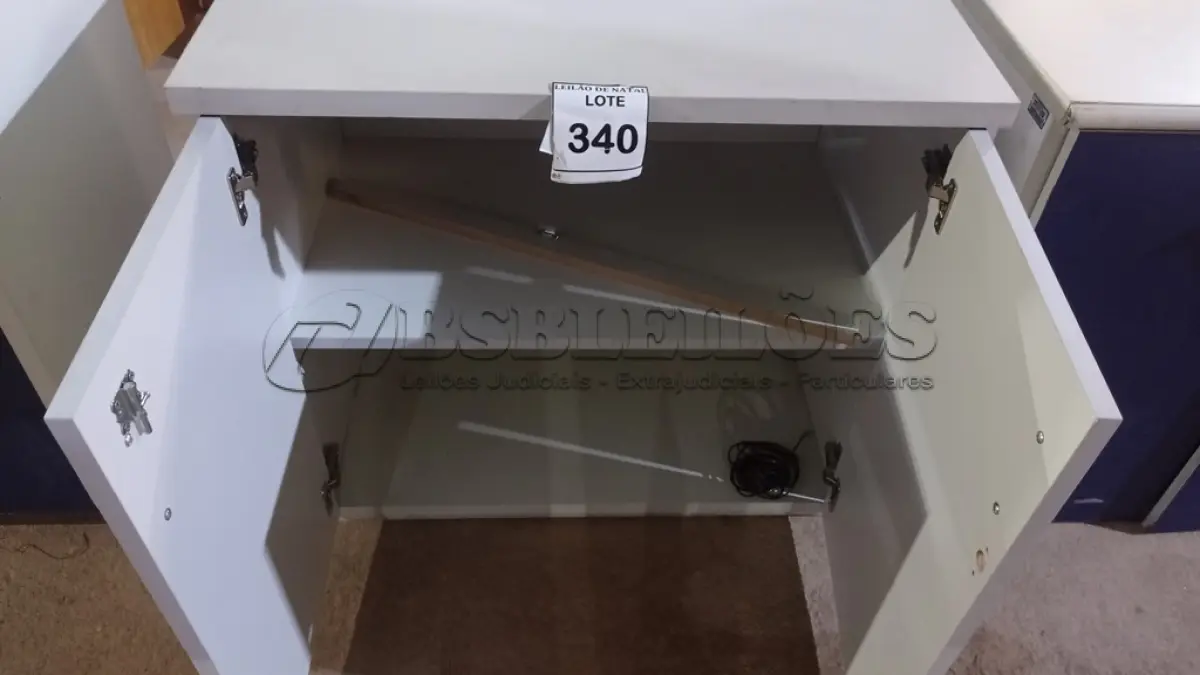 LOTE 340 - 01 ARMÁRIO BAIXO COM 02 PORTAS EM MADEIRA. (NO ESTADO) ATENÇÃO! FAZER A VISITAÇÃO ANTES DE ARREMATAR, NÃO SABEMOS SE FUNCIONA, LEILÃO NÃO TEM GARANTIA E NEM DEVOLUÇÃO, SUJEITO A POSSÍVEIS AVARIAS VISÍVEIS/OCULTAS E/OU AUSÊNCIA DE COMPONENTES.