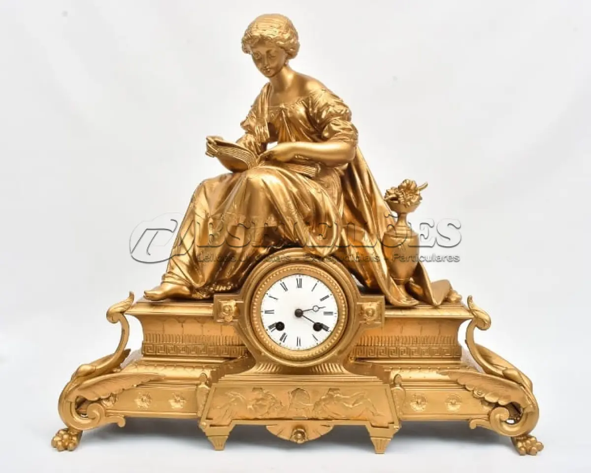 LOTE 215 - 01 RELÓGIO DE MESA  EM METAL FRANCÊS SÉCULO XIX. "APARENTEMENTE BANHADO A OURO"   AVALIADA EM 5 MIL REAIS  MEDIDA: 45 CM DE ALTURA X 15 CM DE PROFUNDIDADE X 50 CM LARGURA; RELÓGIO COMPLETO COM PÊNDULO, MÁQUINA E CHAVE.MUITO BEM CONSERVADO NOVÍSSIMO. (NO ESTADO) ATENÇÃO! FAZER A VISITAÇÃO ANTES DE ARREMATAR, NÃO SABEMOS SE FUNCIONA, LEILÃO NÃO TEM GARANTIA E NEM DEVOLUÇÃO, SUJEITO A POSSÍVEIS AVARIAS VISÍVEIS/OCULTAS E/OU AUSÊNCIA DE COMPONENTES.