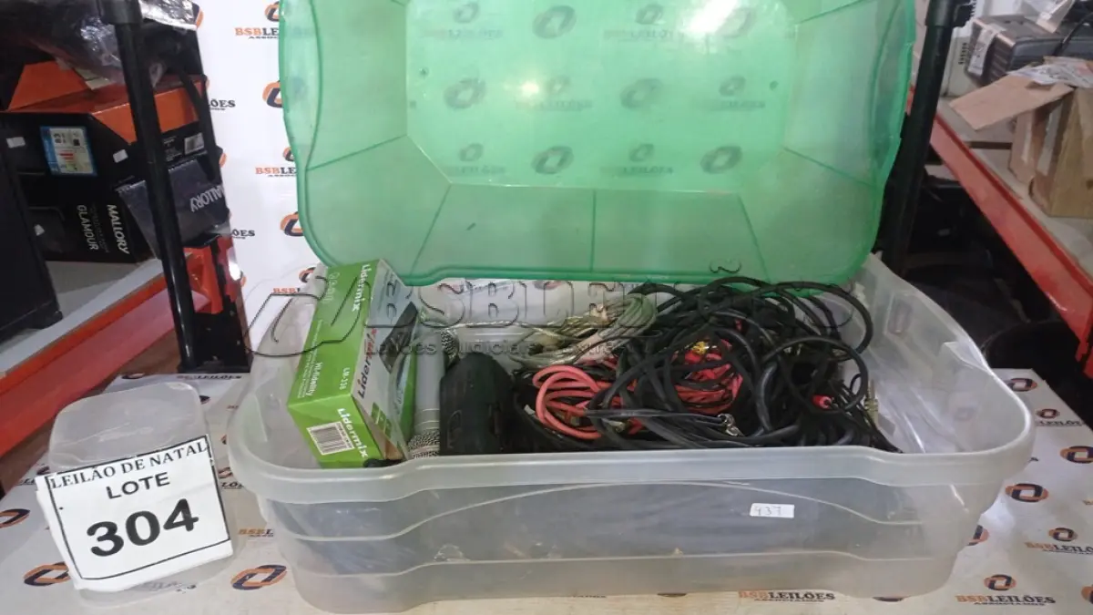 LOTE 304 - 01 MICROFONE MARCA BOYA DE LAPELA, 03 MICROFONES COM FIO E VÁRIOS CABOS E CONECTORES DE ÁUDIO. (NO ESTADO) ATENÇÃO! FAZER A VISITAÇÃO ANTES DE ARREMATAR, NÃO SABEMOS SE FUNCIONA, LEILÃO NÃO TEM GARANTIA E NEM DEVOLUÇÃO, SUJEITO A POSSÍVEIS AVARIAS VISÍVEIS/OCULTAS E/OU AUSÊNCIA DE COMPONENTES.