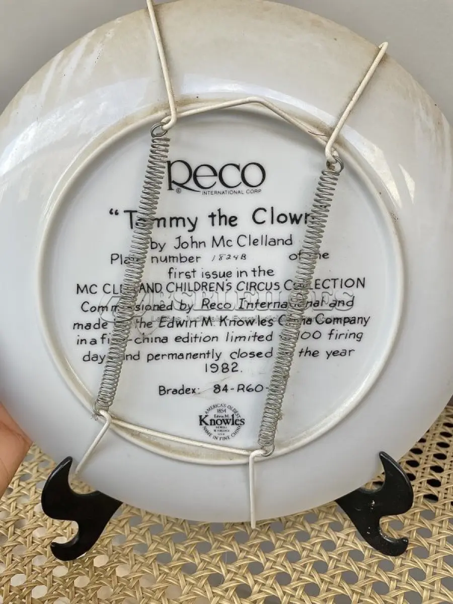 LOTE 062 - 01 PRATO VINTAGE DE COLECIONADOR, POR: JOHN MCCLELLAND 1ª EDIÇÃO DA COLEÇÃO MCCLELLAND CHILDREN'S CIRCUS INTITULADO "TOMMY, O PALHAÇO", DA "COLEÇÃO DE CIRCO" RECO DA KNOWLES COLLECTOR PLATES, COM CERTIFICADO DE AUTENTICIDADE ASSINADO É UMA VERDADEIRA PEÇA AMERICANA. ESTILO ART DÉCO. FEITO DE CERÂMICA DE ALTA QUALIDADE COM 23 CM DE DIÂMETRO , É UMA PEÇA DE EDIÇÃO LIMITADA DO FINAL DO SÉCULO XX (1980-1989). ESTE PRATO É PERFEITO PARA COLECIONADORES DE ITENS COM TEMÁTICA CIRCENSE E PARA AQUELES QUE APRECIAM A ARTE DE PEÇAS VINTAGE. ITEM COMPRADO EM GARAGEM DE ANTIGUIDADES NOS EUA.SUPORTE PARA PRATO NÃO INCLUÍDO NESTA VENDA. (NO ESTADO) ATENÇÃO! FAZER A VISITAÇÃO ANTES DE ARREMATAR, NÃO SABEMOS SE FUNCIONA, LEILÃO NÃO TEM GARANTIA E NEM DEVOLUÇÃO, SUJEITO A POSSÍVEIS AVARIAS VISÍVEIS/OCULTAS E/OU AUSÊNCIA DE COMPONENTES.