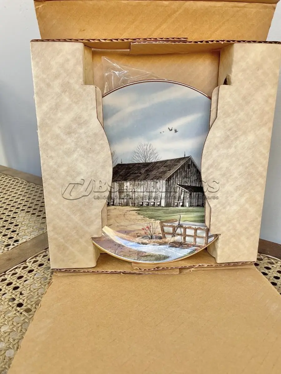 LOTE 092 - 01 RARO PRATO COM O TEMA O CELEIRO AMERICANO DESAPARECIDO  PORCELANA FRANCISCANA. PEÇA  HISTÓRICA DE CELEIRO PROVIDENCE, SOUTHERN TOBACCO BARN, 1983. COM 21 CM DE DIÂMETRO EDIÇAO LIMITADA LANÇADO NOS ANOS 80. PEÇA ENCONTRADA EM UM ARMÁRIO DURANTE A VENDA DE UMA PROPRIEDADE NOS EUA APÓS MUITOS ANOS GUARDADOS.  CAIXA ORIGINAL E COM DOCUMENTOS DA PEÇA, SUPORTE PARA PRATO NÃO INCLUÍDO NESTA VENDA.