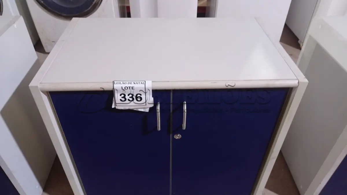 LOTE 336 - 01 ARMÁRIO BAIXO COM 02 PORTAS EM MADEIRA. (NO ESTADO) ATENÇÃO! FAZER A VISITAÇÃO ANTES DE ARREMATAR, NÃO SABEMOS SE FUNCIONA, LEILÃO NÃO TEM GARANTIA E NEM DEVOLUÇÃO, SUJEITO A POSSÍVEIS AVARIAS VISÍVEIS/OCULTAS E/OU AUSÊNCIA DE COMPONENTES.
