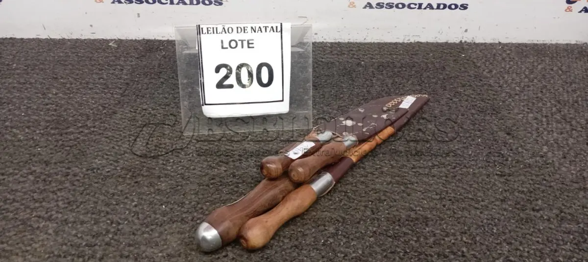 LOTE 200 - 01 KIT PARA CHURRASCO. (NO ESTADO) ATENÇÃO! FAZER A VISITAÇÃO ANTES DE ARREMATAR, NÃO SABEMOS SE FUNCIONA, LEILÃO NÃO TEM GARANTIA E NEM DEVOLUÇÃO, SUJEITO A POSSÍVEIS AVARIAS VISÍVEIS/OCULTAS E/OU AUSÊNCIA DE COMPONENTES.