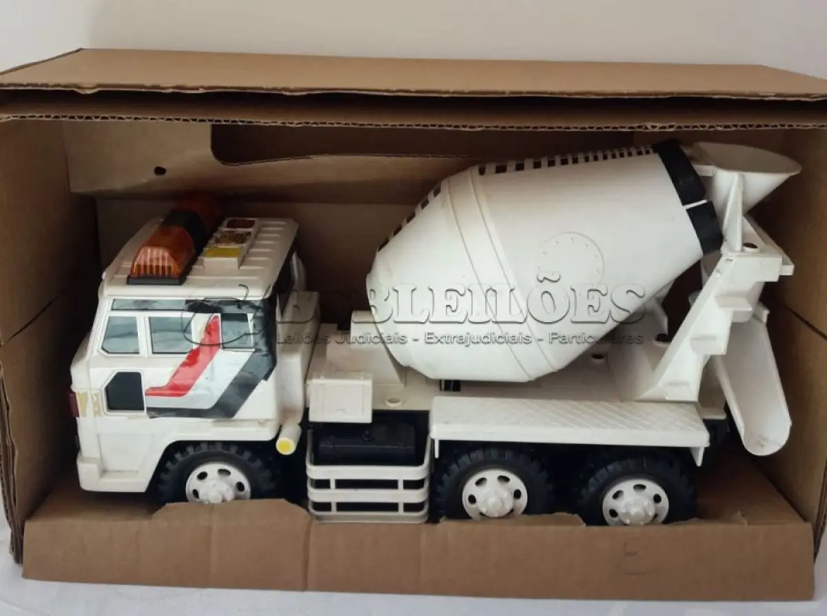 LOTE 093 - 01 ANTIGO CAMINHÃO BETONEIRA SÉRIE OS POSSANTES ESTRELA ANOS 80 USADO OS POSSANTES. (NO ESTADO) ATENÇÃO! FAZER A VISITAÇÃO ANTES DE ARREMATAR, NÃO SABEMOS SE FUNCIONA, LEILÃO NÃO TEM GARANTIA E NEM DEVOLUÇÃO, SUJEITO A POSSÍVEIS AVARIAS VISÍVEIS/OCULTAS E/OU AUSÊNCIA DE COMPONENTES.