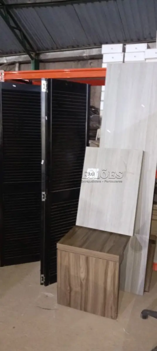 LOTE 333 - 01 BIOMBO E VÁRIAS PEÇAS DE MADEIRA AVULSAS. (NO ESTADO) ATENÇÃO! FAZER A VISITAÇÃO ANTES DE ARREMATAR, NÃO SABEMOS SE FUNCIONA, LEILÃO NÃO TEM GARANTIA E NEM DEVOLUÇÃO, SUJEITO A POSSÍVEIS AVARIAS VISÍVEIS/OCULTAS E/OU AUSÊNCIA DE COMPONENTES.