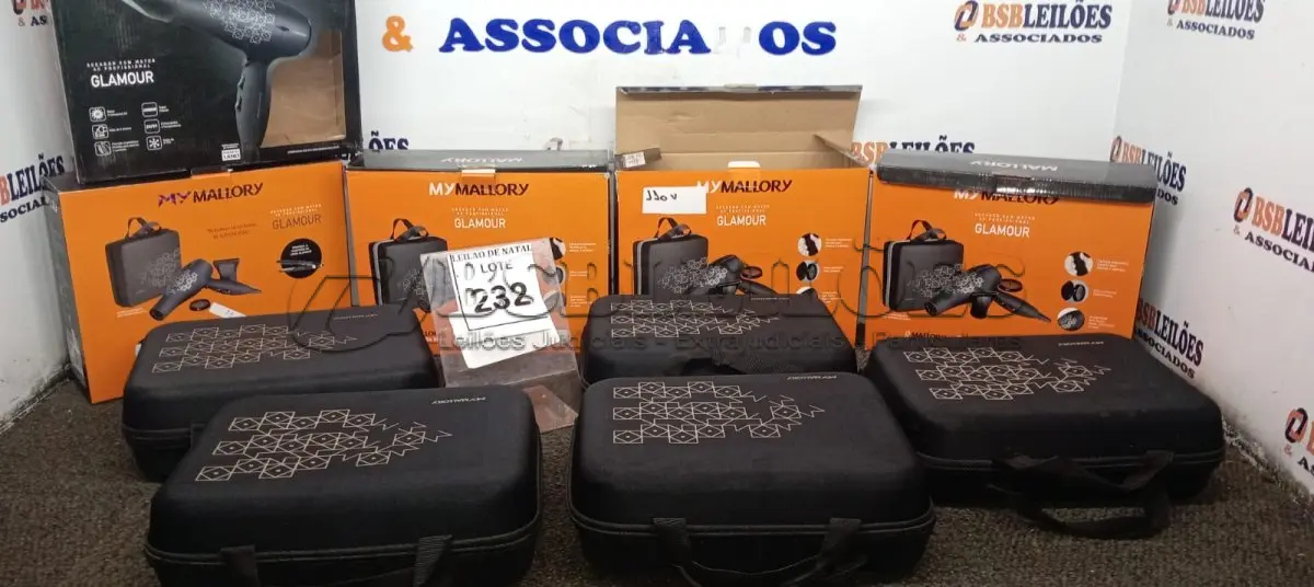 LOTE 232 - 05 SECADORES DE CABELO COM MALETA MARCA MALLORY SENDO 04 DE 127V E 01 DE 220V. (NO ESTADO) ATENÇÃO! FAZER A VISITAÇÃO ANTES DE ARREMATAR, NÃO SABEMOS SE FUNCIONA, LEILÃO NÃO TEM GARANTIA E NEM DEVOLUÇÃO, SUJEITO A POSSÍVEIS AVARIAS VISÍVEIS/OCULTAS E/OU AUSÊNCIA DE COMPONENTES.