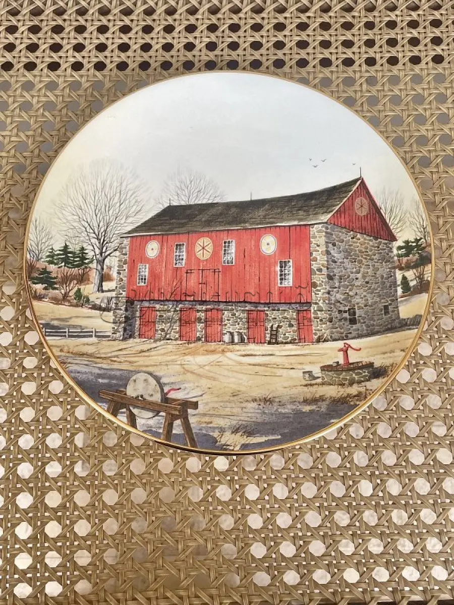 LOTE 297 - 01 RARO PRATO PORCELANA DA COLEÇAO CELEIROS AMERICANOS EM EXTINÇÃO FRANCISCANA DA HISTORIC PROVIDENCE MINT WORLD PREMIER FIRST EDITION, DE 1983, DA SÉRIE THE VANISHING AMERICAN BARN, DA HARRIS HIEN, A SEGUNDA EDIÇÃO DA SÉRIE, INTITULADA "LANCASTER BARN". O PRATO APRESENTA UMA REPRESENTAÇÃO ÚNICA, DETALHADA E COLORIDA DE UM TIPO DE CELEIRO AMERICANO, SITUADO EM UM CENÁRIO DE FAZENDA DE DIFERENTES REGIÕES DO PAÍS, COM DETALHES DOURADOS NA BORDA. ESTAMPADAS NA PARTE INFERIOR COM O NOME DA SÉRIE, TÍTULO, ASSINATURA IMPRESSA DO ARTISTA E A MARCA THE HISTORIC PROVIDENCE MINT, E MEDEM APROXIMADAMENTE 21,8 CM DE DIÂMETRO. EM EXCELENTE ESTADO, POSSUI A CAIXA ORIGINAL E OS DOCUMENTOS.O SUPORTE DO PRATO NÃO ESTÁ INCLUÍDO. PEÇA COMPRADA EM GARAGEM DE ANTIGUIDADES NOS EUA. SUPORTE PARA PRATO NÃO INCLUÍDO NESTA VENDA. (NO ESTADO) ATENÇÃO! FAZER A VISITAÇÃO ANTES DE ARREMATAR, NÃO SABEMOS SE FUNCIONA, LEILÃO NÃO TEM GARANTIA E NEM DEVOLUÇÃO, SUJEITO A POSSÍVEIS AVARIAS VISÍVEIS/OCULTAS E/OU AUSÊNCIA DE COMPONENTES.