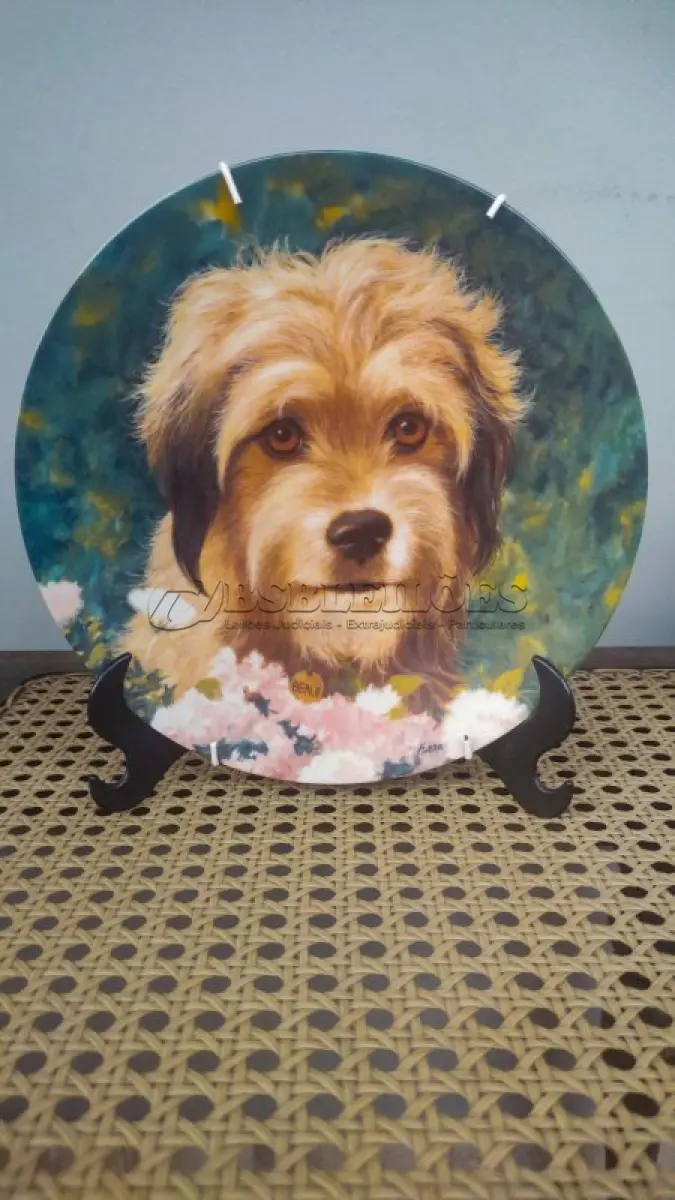LOTE 155 - 01 RARO PRATO DE PORCELANA ROYAL MANOR  COM  21,5 CM. PRIMEIRA EDIÇÃO DE 1982 PARA COLECIONADORES - BENJI, O CACHORRO. PRODUZIDO EXCLUSIVAMENTE PARA A CREATIVE WORLD, WHITE PLAINS, NOVA YORK. PRIMEIRA EDIÇÃO DE "WAGS TO RICHES" DE BENJI, O ASTRO DE CINEMA, POR MURRAY KARN, CW 1982. PLACA NÚMERO AA 230, A PLACA FOI PRODUZIDA A PARTIR DO RETRATO DE BENJI ORIGINAL, DE MURRAY KARN. O ITEM ACOMPANHA CERTIFICADO DE AUTENTICIDADE E CAIXA ORIGINAL.  ITEM COMPRADO EM GARAGENS DE ANTIGUIDADES NOS EUA.SUPORTE PARA PRATO NÃO INCLUÍDO NESTA VENDA. (NO ESTADO) ATENÇÃO! FAZER A VISITAÇÃO ANTES DE ARREMATAR, NÃO SABEMOS SE FUNCIONA, LEILÃO NÃO TEM GARANTIA E NEM DEVOLUÇÃO, SUJEITO A POSSÍVEIS AVARIAS VISÍVEIS/OCULTAS E/OU AUSÊNCIA DE COMPONENTES.