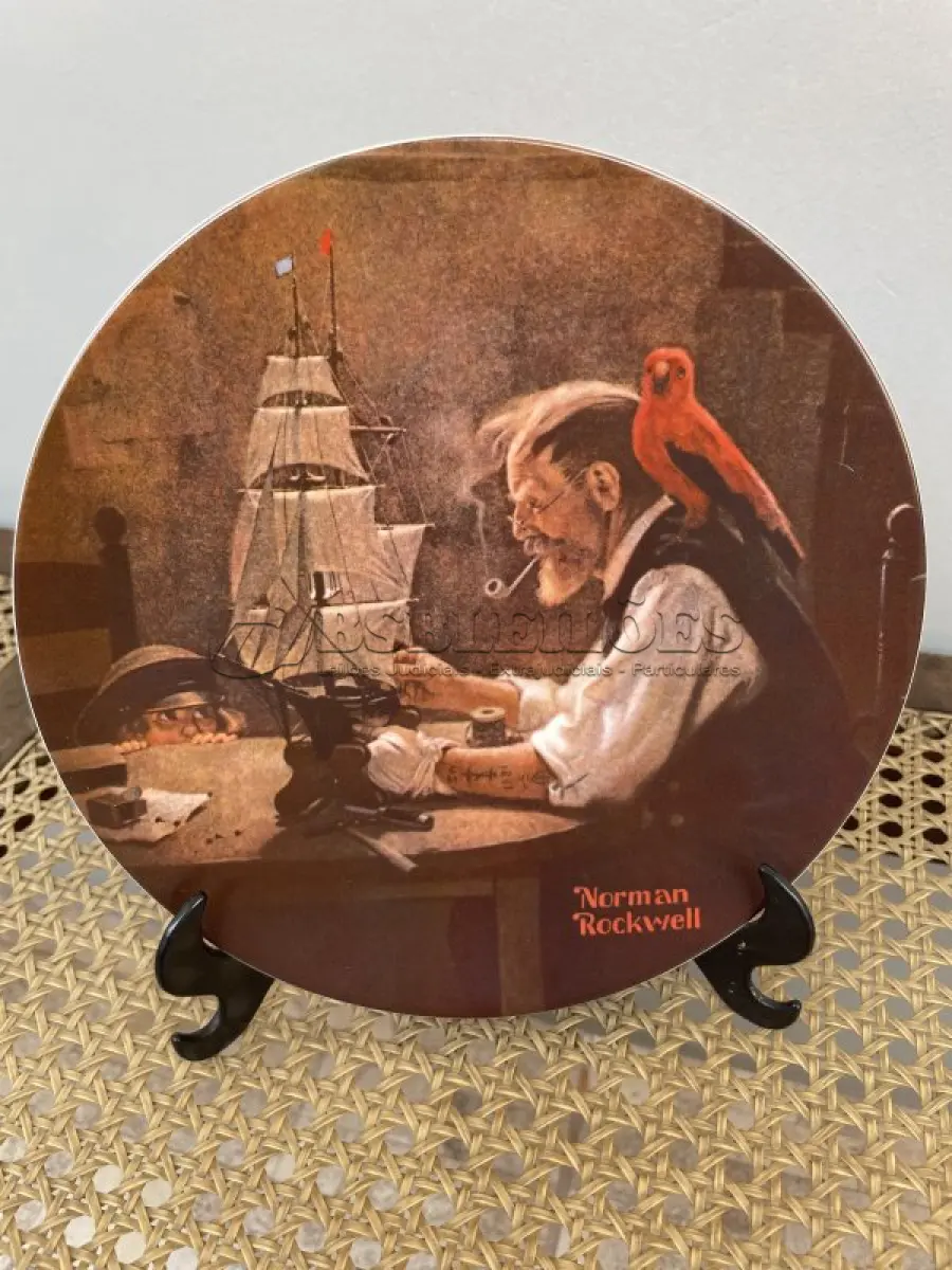 LOTE 177 - 01 PRATO DE COLECIONADOR  "O CONSTRUTOR DE NAVIOS "THE SHIP BUILDER " DA ROYAL EATON NORMAN ROCKWELL, PRATO NUMERADO 11387 A PRATO NORMAN ROCKWELL DE 1980 "O CONSTRUTOR DE NAVIOS. EDIÇÃO LIMITADA  COM 21,5 CM DE DIÂMETRO, MULTICOLORIDO, COM DETALHES EM OURO 22 QUILATES. REPRESENTA UM VELHO E UM MENINO COM SEU CACHORRO OLHANDO PARA O MAR. SUPORTE DO PRATO NÃO ESTÁ INCLUÍDO. ITEM COMPRADO EM GARAGENS DE ANTIGUIDADES NOS EUA. (NO ESTADO) ATENÇÃO! FAZER A VISITAÇÃO ANTES DE ARREMATAR, NÃO SABEMOS SE FUNCIONA, LEILÃO NÃO TEM GARANTIA E NEM DEVOLUÇÃO, SUJEITO A POSSÍVEIS AVARIAS VISÍVEIS/OCULTAS E/OU AUSÊNCIA DE COMPONENTES.