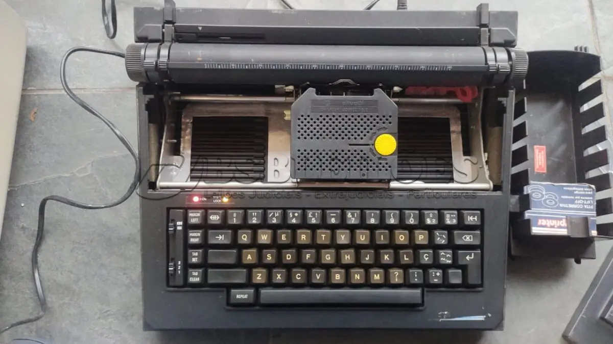 LOTE 426 - 01 MÁQUINA DE ESCREVER ANTIGA. (NO ESTADO) ATENÇÃO! FAZER A VISITAÇÃO ANTES DE ARREMATAR, NÃO SABEMOS SE FUNCIONA, LEILÃO NÃO TEM GARANTIA E NEM DEVOLUÇÃO, SUJEITO A POSSÍVEIS AVARIAS VISÍVEIS/OCULTAS E/OU AUSÊNCIA DE COMPONENTES.
