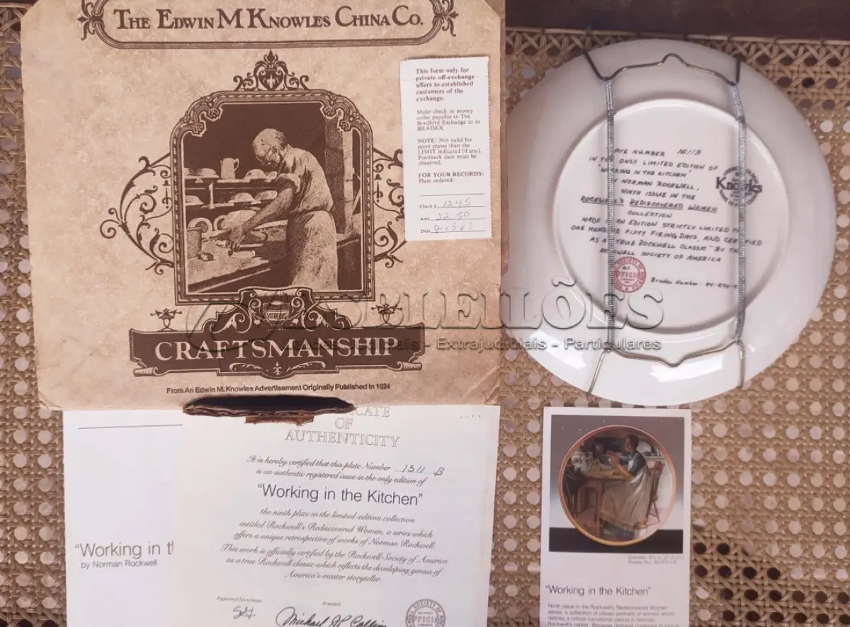 LOTE 318 - 01 PRATO DE COLECIONADOR VINTAGE NORMAN ROCKWELL "WORKING IN THE KITCHEN" "EM PORTUGUES TRABALHANDO NA COZINHA", EDIÇÃO 9 DA COLEÇÃO 'MULHERES REDESCOBERTAS DE ROCKWELL'.A ARTISTA MAIS AMADA DOS ESTADOS UNIDOS APRESENTA UMA SÉRIE INTITULADA "MULHERES REDESCOBERTAS DE ROCKWELL". ESTA É A NONA EDIÇÃO DA SÉRIE “TRABALHANDO NA COZINHA”.PRATO DE NUMERO 1511 B DA EDIÇÃO LIMITADA. EDWIN M, KNOWLES FINE CHINA, NÚMERO BRADEX 84-R70-4.9. COM CERTIFICADO DE AUTENTICIDADE E HISTÓRICO ESCRITO DA IMAGEM DA PLACA INCLUÍDOS. COM DIÂMETRO DE 21 CM CAIXA ORIGINAL. PRATO COM NOTA FISCAL DA ÉPOCA COMPRADO EM 13/09/1983.EM EXCELENTE ESTADO. O SUPORTE DO PRATO NÃO ESTÁ INCLUÍDO. PEÇA COMPRADA EM GARAGEM DE ANTIGUIDADES NOS EUA. SUPORTE PARA PRATO NÃO INCLUÍDO NESTA VENDA. (NO ESTADO) ATENÇÃO! FAZER A VISITAÇÃO ANTES DE ARREMATAR, NÃO SABEMOS SE FUNCIONA, LEILÃO NÃO TEM GARANTIA E NEM DEVOLUÇÃO, SUJEITO A POSSÍVEIS AVARIAS VISÍVEIS/OCULTAS E/OU AUSÊNCIA DE COMPONENTES.