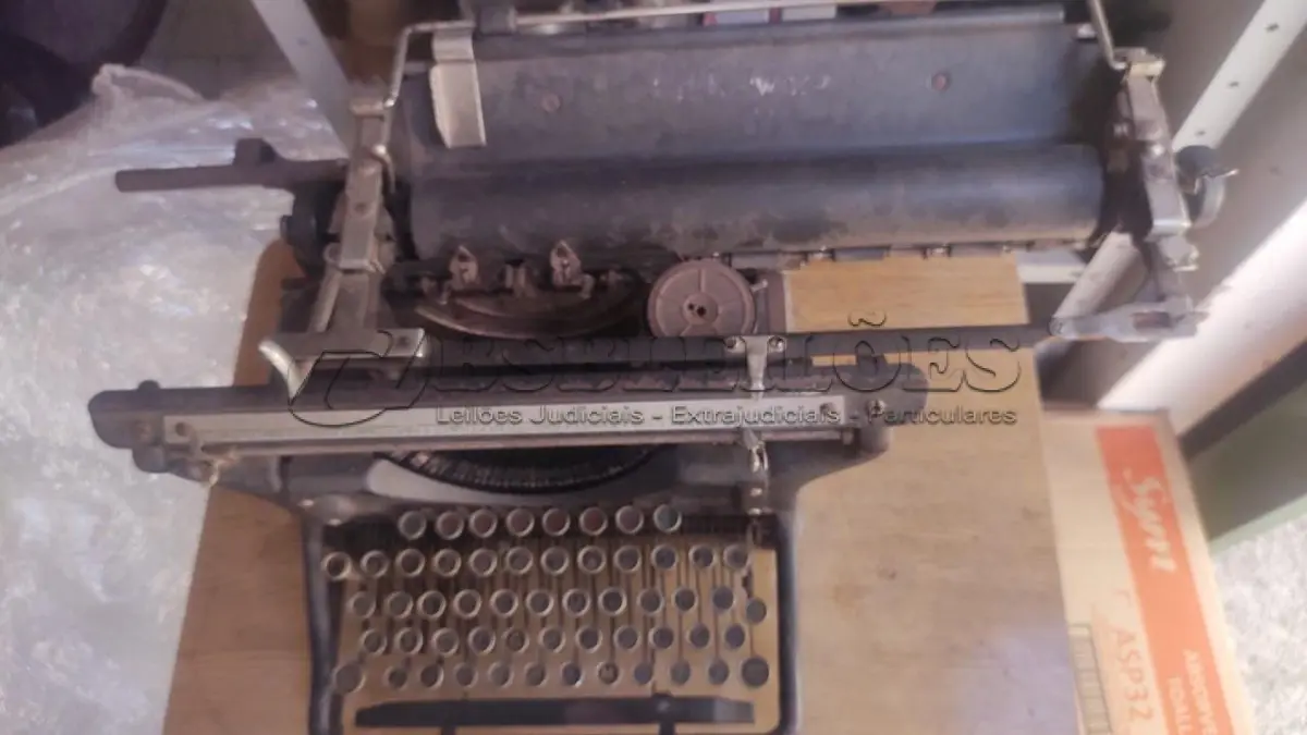 LOTE 425 - 01 MÁQUINA DE ESCREVER ANTIGA DÉCADA DE 70. (NO ESTADO) ATENÇÃO! FAZER A VISITAÇÃO ANTES DE ARREMATAR, NÃO SABEMOS SE FUNCIONA, LEILÃO NÃO TEM GARANTIA E NEM DEVOLUÇÃO, SUJEITO A POSSÍVEIS AVARIAS VISÍVEIS/OCULTAS E/OU AUSÊNCIA DE COMPONENTES.