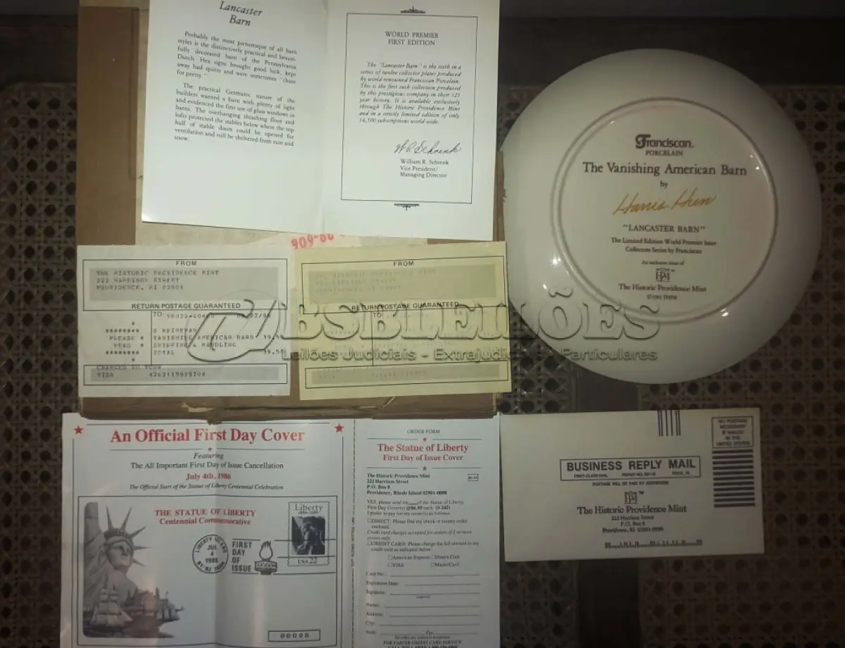 LOTE 297 - 01 RARO PRATO PORCELANA DA COLEÇAO CELEIROS AMERICANOS EM EXTINÇÃO FRANCISCANA DA HISTORIC PROVIDENCE MINT WORLD PREMIER FIRST EDITION, DE 1983, DA SÉRIE THE VANISHING AMERICAN BARN, DA HARRIS HIEN, A SEGUNDA EDIÇÃO DA SÉRIE, INTITULADA "LANCASTER BARN". O PRATO APRESENTA UMA REPRESENTAÇÃO ÚNICA, DETALHADA E COLORIDA DE UM TIPO DE CELEIRO AMERICANO, SITUADO EM UM CENÁRIO DE FAZENDA DE DIFERENTES REGIÕES DO PAÍS, COM DETALHES DOURADOS NA BORDA. ESTAMPADAS NA PARTE INFERIOR COM O NOME DA SÉRIE, TÍTULO, ASSINATURA IMPRESSA DO ARTISTA E A MARCA THE HISTORIC PROVIDENCE MINT, E MEDEM APROXIMADAMENTE 21,8 CM DE DIÂMETRO. EM EXCELENTE ESTADO, POSSUI A CAIXA ORIGINAL E OS DOCUMENTOS.O SUPORTE DO PRATO NÃO ESTÁ INCLUÍDO. PEÇA COMPRADA EM GARAGEM DE ANTIGUIDADES NOS EUA. SUPORTE PARA PRATO NÃO INCLUÍDO NESTA VENDA. (NO ESTADO) ATENÇÃO! FAZER A VISITAÇÃO ANTES DE ARREMATAR, NÃO SABEMOS SE FUNCIONA, LEILÃO NÃO TEM GARANTIA E NEM DEVOLUÇÃO, SUJEITO A POSSÍVEIS AVARIAS VISÍVEIS/OCULTAS E/OU AUSÊNCIA DE COMPONENTES.