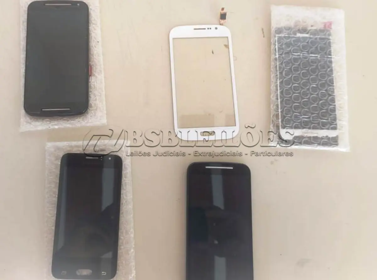 LOTE 358 - 01 LOTE COM TELAS DE CELULAR. (NO ESTADO) ATENÇÃO! FAZER A VISITAÇÃO ANTES DE ARREMATAR, NÃO SABEMOS SE FUNCIONA, LEILÃO NÃO TEM GARANTIA E NEM DEVOLUÇÃO, SUJEITO A POSSÍVEIS AVARIAS VISÍVEIS/OCULTAS E/OU AUSÊNCIA DE COMPONENTES.