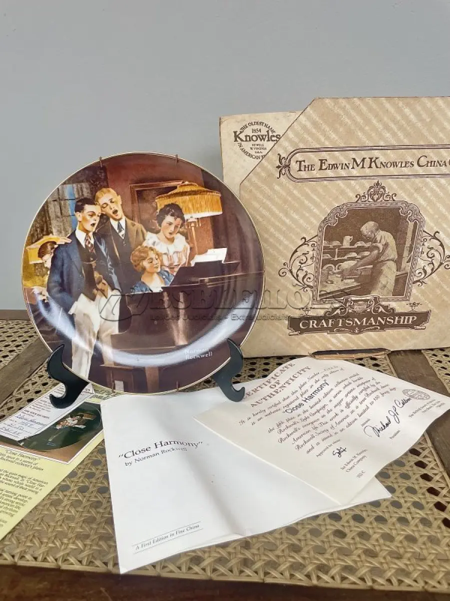 LOTE 273 - 01 PRATO DE COLECIONADOR VINTAGE KNOWLES NORMAN ROCKWELL -CLOSE HARMONY NUMERADA CERTIFICADO DE AUTENTICIDADE. "CLOSE HARMONY" DE NORMAN ROCKWELL, THE ROCKWELL LIGHT CAMPAIGN SERIES COLLECTION, DA EDWIN M KNOWLES CHINA CO., COLLECTOR PLATE. COM CERTIFICADO DE AUTENTICIDADE E CAIXA ORIGINAL E FOLHETOS E NOTA DE COMPRA DATADA EM 21/08/1984. ESTE É UM ITEM VINTAGE MUITO BONITO. PRATO DE  NÚMERO 5722 D. DA ÚNICA EDIÇÃO LIMITADA DE "CLOSE HARMONY" DE NORMAN ROCKWELL. QUINTO NA COLEÇÃO ROCKWELL ROCKWELL'S LIGHT CAMPAIGN SERIES. FEITO EM UMA EDIÇÃO ESTRITAMENTE LIMITADA A CENTO E CINQUENTA DIAS DE DISPARO E CERTIFICADO COMO UM "VERDADEIRO CLÁSSICO ROCKWELL" PELA THE ROCKWELL SOCIETY OF AMERICA.1986 TODOS OS DIREITOS RESERVADOS. EMITIDO COM A COOPERAÇÃO DA GENERAL ELECTRIC COMPANY (SELO) O NOME, MAIS ANTIGO DA AMÉRICA 1854 EDWIN M KNOWLES, EM PORCELANA FINA NEWELL VIRGINIA EUA.SELO CORPORATIVO, OFICIAL DA ROCKWELL SOCIETY OF AMERICA..COMPRADAS EM LOJAS DE ANTIGUIDADES DOS EUA.O SUPORTE DO PRATO NÃO ESTÁ INCLUÍDO. (NO ESTADO) ATENÇÃO! FAZER A VISITAÇÃO ANTES DE ARREMATAR, NÃO SABEMOS SE FUNCIONA, LEILÃO NÃO TEM GARANTIA E NEM DEVOLUÇÃO, SUJEITO A POSSÍVEIS AVARIAS VISÍVEIS/OCULTAS E/OU AUSÊNCIA DE COMPONENTES.