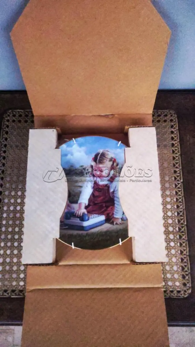 LOTE 288 - 01 RARO PRATO "CHATTERBOX" VINTAGE DE 1984, MOMENTOS ESPECIAIS DE LUCELLE RAAD,4ª EDIÇÃO DA SÉRIE "MOMENTOS ESPECIAIS" CONCEITOS MODERNOS DE 1984,LIMITADO A APENAS 12.500 CÓPIAS EM TODO O MUNDO Nº 271, ESTE PRATO DE COLECIONADOR DA MODERN CONCEPTS, LTD. É UMA BELA ADIÇÃO A QUALQUER COLEÇÃO. O PRATO APRESENTA UM DESIGN COLORIDO, FORMATO REDONDO E 21,5 CM DE DIÂMETRO. FOI FEITO EM PORCELANA NO FINAL DO SÉCULO XX, ESPECIFICAMENTE EM 1984. O PRATO FAZ PARTE DA SÉRIE SECRETS SPECIAL MOMENTS, CRIADA POR LUCELLE RAAD, E TEM COMO TEMA CRIANÇAS. É UM ITEM VINTAGE E FOI FABRICADO NOS ESTADOS UNIDOS. ESTE PRATO DECORATIVO DE COLECIONADOR É PERFEITO PARA TODAS AS OCASIÕES E SERIA UM ÓTIMO COMPLEMENTO PARA QUALQUER DECORAÇÃO.EM EXCELENTE ESTADO, POSSUI A CAIXA ORIGINAL CERTIFICADO DE AUTENTICIDADE E OS DOCUMENTOS. O SUPORTE DO PRATO NÃO ESTÁ INCLUÍDO. PEÇA COMPRADA EM GARAGEM DE ANTIGUIDADES NOS EUA. (NO ESTADO) ATENÇÃO! FAZER A VISITAÇÃO ANTES DE ARREMATAR, NÃO SABEMOS SE FUNCIONA, LEILÃO NÃO TEM GARANTIA E NEM DEVOLUÇÃO, SUJEITO A POSSÍVEIS AVARIAS VISÍVEIS/OCULTAS E/OU AUSÊNCIA DE COMPONENTES.
