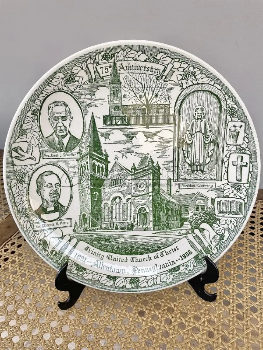 LOTE 191 - 01 RARO E BELO PRATO VERDE SOBRE BRANCO, FEITO EM 1966 PARA CELEBRAR O 75º ANIVERSÁRIO DA IGREJA UNIDA DE CRISTO DA TRINDADE EM ALLENTOWN, CONDADO DE LEHIGH, PENSILVÂNIA. INFELIZMENTE, ACREDITO QUE A IGREJA UNIDA DE CRISTO DA TRINDADE FECHOU HÁ ALGUNS ANOS, DEVIDO AO ENCOLHIMENTO DA CONGREGAÇÃO. O CONTEXTO HISTÓRICO DA IGREJA ESTÁ NO VERSO DO PRATO. O PRATO FOI FEITO PELA KETTLESPRINGS KILNS, ALLIANCE, OHIO, E TEM 25 CM DE DIÂMETRO, CÓDIGO Nº 1532.O SUPORTE DO PRATO NÃO ESTÁ INCLUÍDO. (NO ESTADO) ATENÇÃO! FAZER A VISITAÇÃO ANTES DE ARREMATAR, NÃO SABEMOS SE FUNCIONA, LEILÃO NÃO TEM GARANTIA E NEM DEVOLUÇÃO, SUJEITO A POSSÍVEIS AVARIAS VISÍVEIS/OCULTAS E/OU AUSÊNCIA DE COMPONENTES.