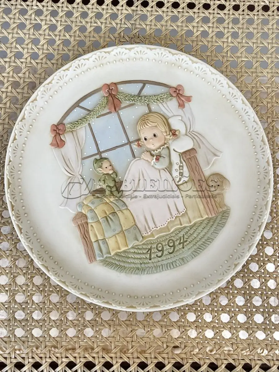 LOTE 133 - 01 LINDO PRATO ENESCO BAS RELIEF DE 1994 DA COLEÇÃO MABEL LUCIE ATWELL EM BAIXO RELEVO PINTADO A MÃO, EDIÇÃO LIMITADA, COM UM TEMA "PLEASANT DREAMS AND SWEET REPOSE"," SONHOS AGRADAVEIS" DESIGN MULTICOLORIDO E PADRÃO DECORATIVO. FEITO DE CERÂMICA NA INDONÉSIA, COM 21,5 CM DE DIÂMETRO  PEÇA VINTAGE DO FINAL DO SÉCULO XX. A MARCA ENESCO É CONHECIDA POR SEUS PRATOS DE COLECIONADOR, E ESTE ITEM EM PARTICULAR FAZ PARTE DA FRANQUIA MABEL LUCIE ATWELL, ITEM RARO COM TODOS OS DOCUMENTOS, COMPRADO EM GARAGEM DE ANTIGUIDADES NOS EUA.SUPORTE PARA PRATO NÃO INCLUÍDO NESTA VENDA. (NO ESTADO) ATENÇÃO! FAZER A VISITAÇÃO ANTES DE ARREMATAR, NÃO SABEMOS SE FUNCIONA, LEILÃO NÃO TEM GARANTIA E NEM DEVOLUÇÃO, SUJEITO A POSSÍVEIS AVARIAS VISÍVEIS/OCULTAS E/OU AUSÊNCIA DE COMPONENTES.