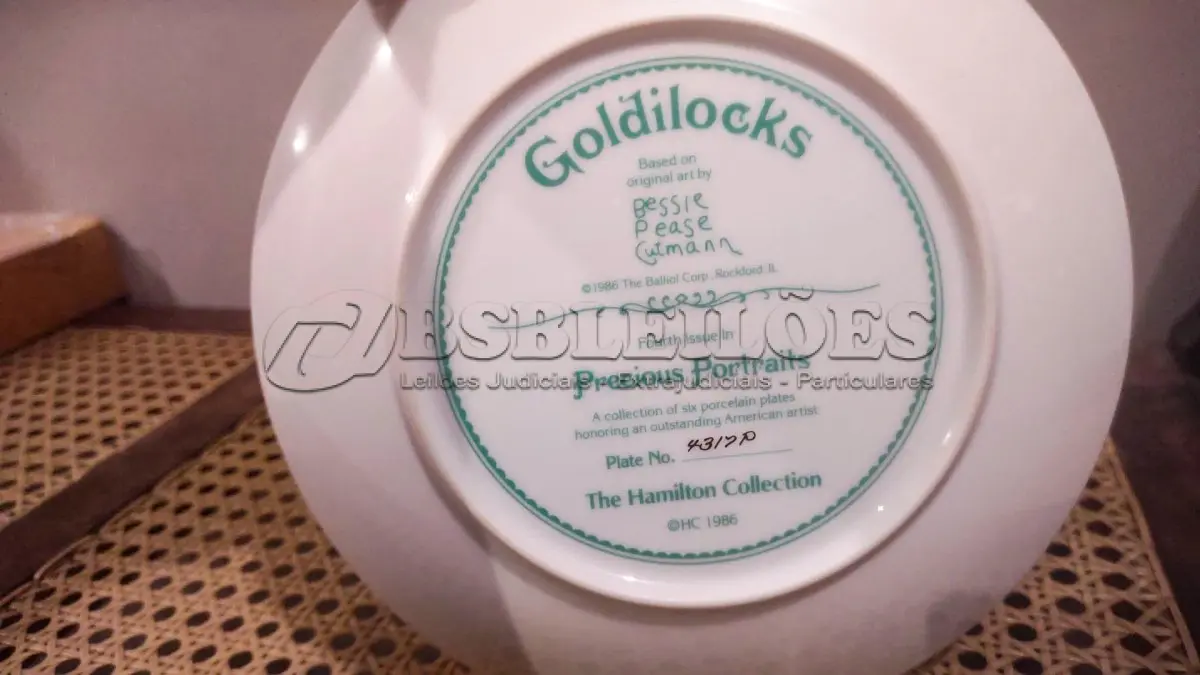 LOTE 310 - 01 PRATO DE COLECIONADOR SUNBEAM BESSIE PEASE GUTMAN CAMEO PORTRAIT ASSINADO E NUMERADO, ESTE PRATO VINTAGE DE COLECIONADOR GOLDILOCKS DE 1986, DA COLEÇÃO HAMILTON, É UM ITEM ESSENCIAL PARA QUALQUER COLECIONADOR DE CULTURA AMERICANA. É A 4ª EDIÇÃO DA PRECIOUS PORTRAITS E TEM O NÚMERO AUTÊNTICO 4317P.FEITO DE PORCELANA DE ALTA QUALIDADE, ESTE PRATO APRESENTA UMA BELA E VIBRANTE IMAGEM MULTICOLORIDA DE UMA JOVEM QUE ADICIONARÁ UM TOQUE DE ELEGÂNCIA A QUALQUER COLEÇÃO DECORATIVA.EM EXCELENTE ESTADO, POSSUI A CAIXA ORIGINAL E OS DOCUMENTOS. O SUPORTE DO PRATO NÃO ESTÁ INCLUÍDO. PEÇA COMPRADA EM GARAGEM DE ANTIGUIDADES NOS EUA. SUPORTE PARA PRATO NÃO INCLUÍDO NESTA VENDA. (NO ESTADO) ATENÇÃO! FAZER A VISITAÇÃO ANTES DE ARREMATAR, NÃO SABEMOS SE FUNCIONA, LEILÃO NÃO TEM GARANTIA E NEM DEVOLUÇÃO, SUJEITO A POSSÍVEIS AVARIAS VISÍVEIS/OCULTAS E/OU AUSÊNCIA DE COMPONENTES.
