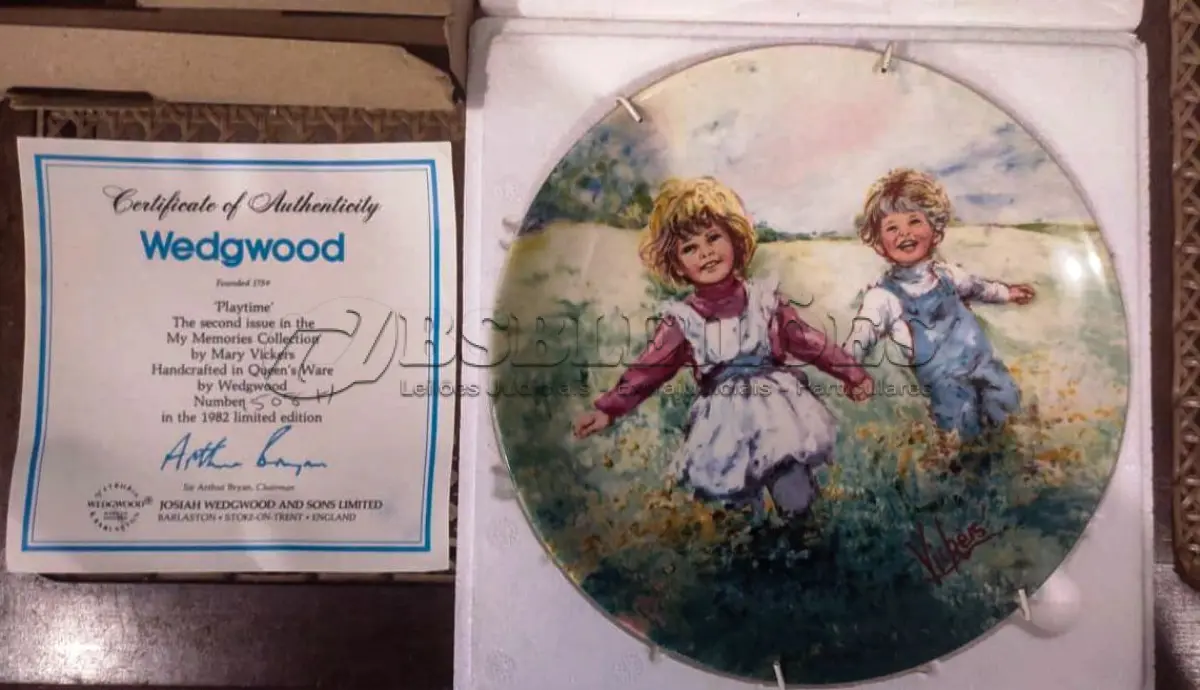 LOTE 290 - 01 PRATO WEDGWOOD "PLAYTIME" MARY VICKERS "MY MEMORIES", DE 1982, FABRICADO NA INGLATERRA, COM 20 CM ESTE É UM PRATO VINTAGE DE COLECIONADOR DE 1982 MUITO CHARMOSO. "PLAYTIME", EM PORTUGUES "HORA DE BRINCAR"A SEGUNDA EDIÇÃO DE UMA SÉRIE INTITULADA "MY MEMORIES", DE MARY VICKERS.  LIMITADO A 100 DIAS DE PRODUÇÃO E LOGO FECHADDA A FABRICAÇAO PRATA DE NUMERO 1508H ANTERIORMENTE ESTIMADO. SEM DANOS NOTÁVEIS, MAS PODE APRESENTAR ALGUM DESGASTE TÍPICO. EM EXCELENTE ESTADO, POSSUI A CAIXA ORIGINAL CERTIFICADO DE AUTENTICIDADE E OS DOCUMENTOS. O SUPORTE DO PRATO NÃO ESTÁ INCLUÍDO. PEÇA COMPRADA EM GARAGEM DE ANTIGUIDADES NOS EUA. (NO ESTADO) ATENÇÃO! FAZER A VISITAÇÃO ANTES DE ARREMATAR, NÃO SABEMOS SE FUNCIONA, LEILÃO NÃO TEM GARANTIA E NEM DEVOLUÇÃO, SUJEITO A POSSÍVEIS AVARIAS VISÍVEIS/OCULTAS E/OU AUSÊNCIA DE COMPONENTES.