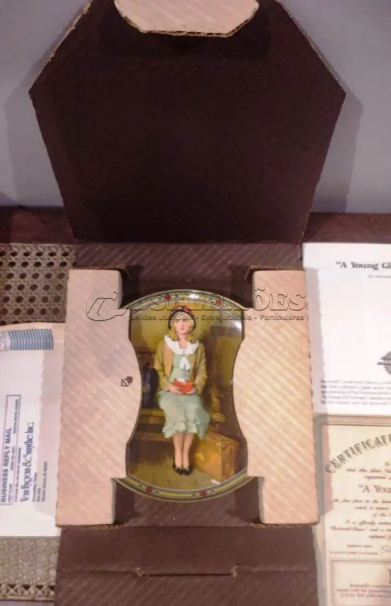 LOTE 292 - 01 PRATO DE PORCELANA COLECIONÁVEL. ASSINATURA KNOWLES 1985 NOME EM PORCELANA FINA DA EDIÇÃO LIMITADA "ROCKWELL'S AMERICAN DREAM" DE 1985. A PLACA TEM SEU PRÓPRIO NÚMERO INDIVIDUAL NA SÉRIE 4716C  E UM NÚMERO NA LISTA INTERNACIONAL DE PLACAS DE COLECIONADOR BRADEX N.º 84 - R70 - 7. 1 COM DECORAÇÃO DE NORMAN ROCKWELL. TEMA  'O SONHO DE UMA JOVEM'. O PRIMEIRO DA SÉRIE AUTORIZADO PELA FAMÍLIA DO AUTOR.PORCELANA FORTE, NOBRE E RESSONANTE. FORMATO LEVEMENTE SEMI PROFUNDO, DECORAÇÃO PICTÓRICA CHARMOSA COM ACABAMENTO ACETINADO. CORES INTERESSANTES BORDA DOURADA. ASSINATURA DO AUTOR NO ANVERSO E NO REVERSO. PARA DECORAÇÃO, COM 21 CM DE DIAMETRO COM CAIXA CERTIFICADO DE AUTENTICIDADE E FOLHETOS ORIGINAIS. (NO ESTADO) ATENÇÃO! FAZER A VISITAÇÃO ANTES DE ARREMATAR, NÃO SABEMOS SE FUNCIONA, LEILÃO NÃO TEM GARANTIA E NEM DEVOLUÇÃO, SUJEITO A POSSÍVEIS AVARIAS VISÍVEIS/OCULTAS E/OU AUSÊNCIA DE COMPONENTES.