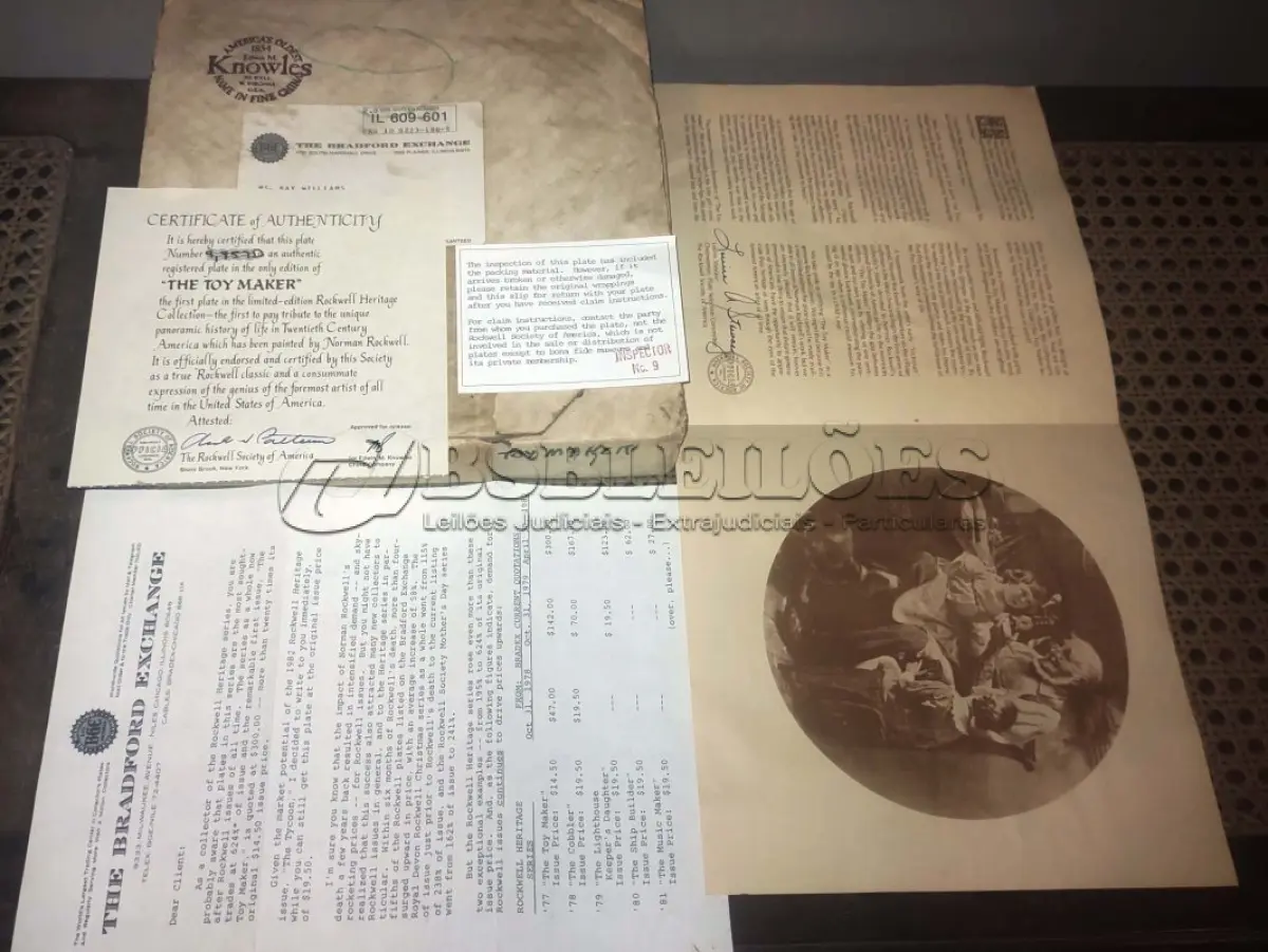 LOTE 271 - 01 PRATO THE TOY MAKER PRIMEIRO PARTO DE  ROCKWELL HERITAGE COLLECTION KNOWLES NORMAN ROCKWELL DATADO EM 1977 . ESTA É A PRIMEIRA PLACA DE COLECIONADOR DE EDIÇÃO LIMITADA Nº9857 D "THE TOY MAKER" DE NORMAN ROCKWELL NA HERITAGE COLLECTION. FOI FEITO À MÃO EM UMA EDIÇÃO LIMITADA PERMANENTEMENTE FECHADA EM 1977 POR KNOWLES E CERTIFICADA COMO "TRUE ROCKWELL CLASSIC" PELA ROCKWELL SOCIETY OF AMERICA.RETRATA UM VELHO FAZENDO UM BRINQUEDO COM UM MENINO E UMA MENINA OLHANDO ATENTAMENTE. HÁ UM CACHORRO ABAIXO DELES OLHANDO COM INTERESSE. COM TODA PAPELADA INCLUÍDA. CERTIFICADO DE AUTORIZAÇÃO DE USO (COA) E LIVRETO DE HISTÓRICO E CERTIFICADO DE AUTENTICIDADE. CAIXA ORIGINAL INCLUÍDA,. MEDE 21,5 CM DE DIÂMETRO. PROVÉM DE UMA COLEÇÃO PARTICULAR GUARDADA A ANOS NOS EUA.ITEM COMPRADO EM GARAGEM DE ANTIGUIDADES NOS EUA. SUPORTE PARA PRATO NÃO INCLUÍDO NESTA VENDA. (NO ESTADO) ATENÇÃO! FAZER A VISITAÇÃO ANTES DE ARREMATAR, NÃO SABEMOS SE FUNCIONA, LEILÃO NÃO TEM GARANTIA E NEM DEVOLUÇÃO, SUJEITO A POSSÍVEIS AVARIAS VISÍVEIS/OCULTAS E/OU AUSÊNCIA DE COMPONENTES.