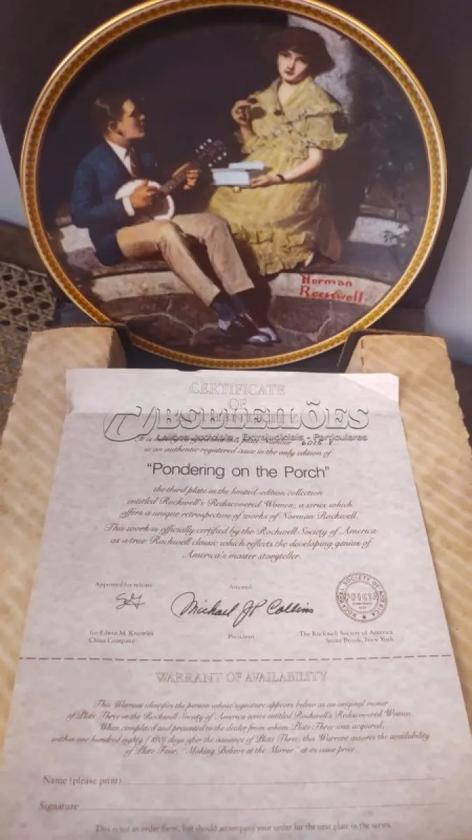 LOTE 125 - 01 PRATO DE NORMAN ROCKWELL EDIÇÃO LIMITADA "A 100 DIAS DE QUEIMA DE ESTOQUE" DA SÉRIE MULHERES REDESCOBERTAS, "PONDERING ON THE PORCH"3º PRATO DA SÉRIE MULHERES REDESCOBERTAS,21,5 CM DE DIÂMETRO, BRADEX Nº 84-R70-4.3 1981 EDWIN M. KNOWLES CHINA COMPANY UM GENUÍNO CLÁSSICO ROCKWELL. FINA EDWIN M KNOWLES. COM CERTIFICADO DE AUTENTICIDADE, FEITO NOS ESTADOS UNIDOS. PERFEITO PARA FÃS DA ICÔNICA OBRA DE ROCKWELL, ESTE PRATO DE COLECIONADOR É UM ITEM ESSENCIAL PARA QUALQUER COLEÇÃO. ADICIONE ESTA PEÇA DESLUMBRANTE À SUA COLEÇÃO HOJE MESMO E ADMIRE OS DETALHES COMPLEXOS E AS BELAS CORES QUE FAZEM DESTE PRATO UMA OBRA DE ARTE. COM CERTIFICADO DE AUTENTICIDADE. ITEM COMPRADO E GARAGENS DE ANTIGUIDADES NOS EUA.SUPORTE PARA PRATO NÃO INCLUÍDO NESTA VENDA. (NO ESTADO) ATENÇÃO! FAZER A VISITAÇÃO ANTES DE ARREMATAR, NÃO SABEMOS SE FUNCIONA, LEILÃO NÃO TEM GARANTIA E NEM DEVOLUÇÃO, SUJEITO A POSSÍVEIS AVARIAS VISÍVEIS/OCULTAS E/OU AUSÊNCIA DE COMPONENTES.