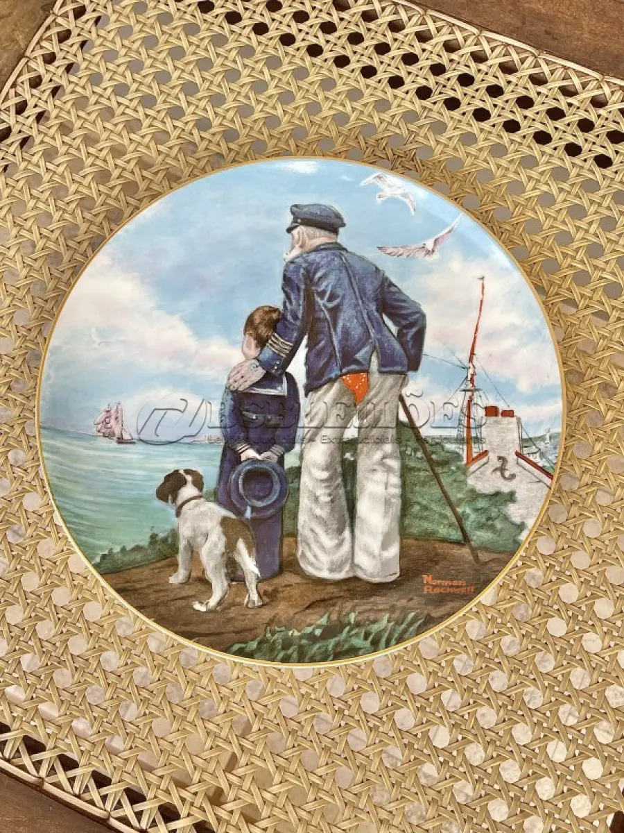 LOTE 173 - 01 PRATO DE COLECIONADOR "LOOKING OUT TO SEA" DA ROYAL EATON NORMAN ROCKWELL, 1982. EDIÇÃO LIMITADA  COM 20 CM DE DIÂMETRO, MULTICOLORIDO, COM DETALHES EM OURO 22 QUILATES. REPRESENTA UM VELHO E UM MENINO COM SEU CACHORRO OLHANDO PARA O MAR.SUPORTE DO PRATO NÃO ESTÁ INCLUÍDO. ITEM COMPRADO EM GARAGENS DE ANTIGUIDADES NOS EUA. (NO ESTADO) ATENÇÃO! FAZER A VISITAÇÃO ANTES DE ARREMATAR, NÃO SABEMOS SE FUNCIONA, LEILÃO NÃO TEM GARANTIA E NEM DEVOLUÇÃO, SUJEITO A POSSÍVEIS AVARIAS VISÍVEIS/OCULTAS E/OU AUSÊNCIA DE COMPONENTES.