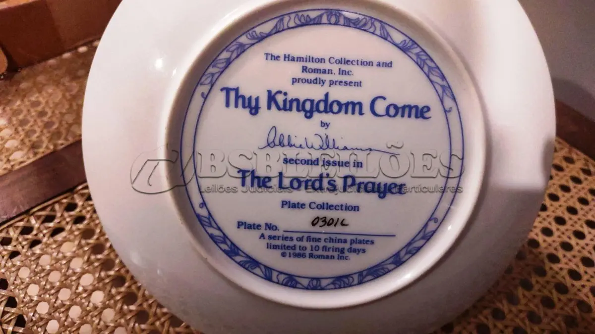 LOTE 308 - 01 RARO PRATO DA COLEÇÃO HAMILTON - A ORAÇÃO DO SENHOR "VENHA O TEU REINO" 2ª EDIÇÃO PRATO/1986, CARIMBA, TRADICIONAL, PORCELANA FINA, ALTO BRILHO, CARIMBADA E NUMERADA NO VERSO. MEDE 21,8 CM DE DIÂMETRO, VÁRIAS CORES COM 2 MENINAS VESTIDAS DE ANJOS COM AURÉOLAS. COM CAIXA ORIGINAL E CERTIFICADO DE AUTENTICIDADE, PRATO DE NUMERO  030IL LIMITADO A 10 DIAS DE VENDAS E LOGO EM SEGUIDA FOI ENCERRADAS AS VCENDAS NOS EUAS NO ANO DE 1986.EM EXCELENTE ESTADO, POSSUI A CAIXA ORIGINAL E OS DOCUMENTOS. O SUPORTE DO PRATO NÃO ESTÁ INCLUÍDO. PEÇA COMPRADA EM GARAGEM DE ANTIGUIDADES NOS EUA. SUPORTE PARA PRATO NÃO INCLUÍDO NESTA VENDA. (NO ESTADO) ATENÇÃO! FAZER A VISITAÇÃO ANTES DE ARREMATAR, NÃO SABEMOS SE FUNCIONA, LEILÃO NÃO TEM GARANTIA E NEM DEVOLUÇÃO, SUJEITO A POSSÍVEIS AVARIAS VISÍVEIS/OCULTAS E/OU AUSÊNCIA DE COMPONENTES.