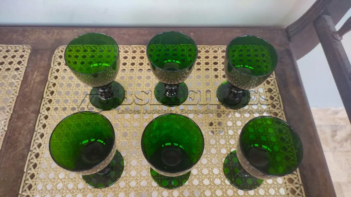 LOTE 154 - 01 LOTE COM BELÍSSIMAS TAÇAS DE PÉ ALTAS PARA VINHO, IMPORTADAS EXECUTADAS LOTE COM 6 TAÇAS NA TONALIDADE VERDE ESMERALDA 10 CM X 6,5 CM.  (NO ESTADO) ATENÇÃO! FAZER A VISITAÇÃO ANTES DE ARREMATAR, NÃO SABEMOS SE FUNCIONA, LEILÃO NÃO TEM GARANTIA E NEM DEVOLUÇÃO, SUJEITO A POSSÍVEIS AVARIAS VISÍVEIS/OCULTAS E/OU AUSÊNCIA DE COMPONENTES.