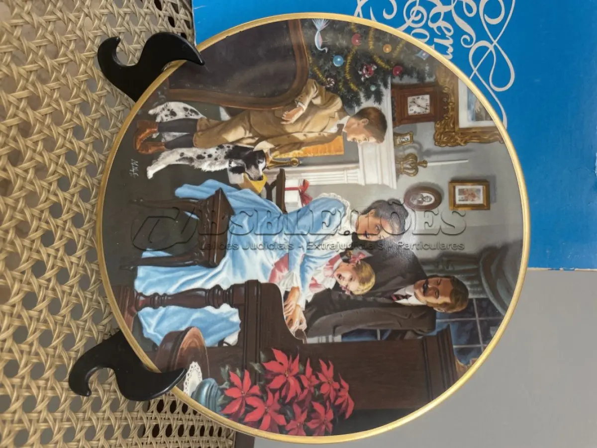 LOTE 309 - 01 SÉRIE NATAL DE CINTILANTES APRESENTANDO CENAS NOSTÁLGICAS DE UMA ERA PASSADA POR MARVIN CANTAR CANÇOES  DE NATAL RGING EDIÇÃO LIMITADA DE 1981 PRATO DE NUMERO 382/5000 SOLUCIONÁVEIS FEITO NOS EUA COLECIONÁVEIS OKERN 1981,PRATO COLECIONÁVEL DE 20 CM APRESENTA O NATAL DE ONTEM DA KERN EM UMA LINDA COR VERMELHA E É FEITO DE CERÂMICA E PORCELANA. É UMA PEÇA PÓS-1940 E INCLUI O ICÔNICO DESIGN DE CANÇÕES NATALINAS CANTADAS. ESTE ITEM É PERFEITO PARA QUALQUER COLECIONADOR OU FÃ DE DECORAÇÃO VINTAGE.EM EXCELENTE ESTADO, POSSUI A CAIXA ORIGINAL E OS DOCUMENTOS. O SUPORTE DO PRATO NÃO ESTÁ INCLUÍDO. PEÇA COMPRADA EM GARAGEM DE ANTIGUIDADES NOS EUA. SUPORTE PARA PRATO NÃO INCLUÍDO NESTA VENDA. (NO ESTADO) ATENÇÃO! FAZER A VISITAÇÃO ANTES DE ARREMATAR, NÃO SABEMOS SE FUNCIONA, LEILÃO NÃO TEM GARANTIA E NEM DEVOLUÇÃO, SUJEITO A POSSÍVEIS AVARIAS VISÍVEIS/OCULTAS E/OU AUSÊNCIA DE COMPONENTES.