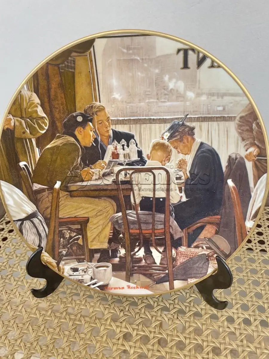 LOTE 295 - 01 RARÍSSIMO PRATO NORMAN ROCKWELL É UMA DAS PLACAS  MAIS RARAS. "SAVING GRACE" "EM PORTUGUES DIZENDO GRAÇAS" FOI UMA DAS PLACAS DE COLECIONADOR "OBRA-PRIMA". ESTA PLACA FOI FEITA POR GORHAM E ERA UMA REPRODUÇÃO DA CAPA DO SATURDAY EVENING POST DE 24 DE NOVEMBRO DE 1951. A PLACA NUNCA FOI EXIBIDA E VEM COM SEU PRÓPRIO CERTIFICADO DE AUTENTICIDADE DA BOLSA DE BRADFORD. ESTE PRATO MEDE 21 CM DE DIÂMETRO.PRATO DE NUMERO A 2977, NUNCA FOI EXPOSTO ,E SÃO INSPIRADOS NO PRÓPRIO GRANDE ARTISTA. FOI FABRICADO PELA GORHAM FINE CHINA COMPANY. A CAIXA SÓ FOI ABERTA PARA INSPECIONÁ-LO NO MOMENTO EM QUE FOI RECEBIDO E NOVAMENTE QUANDO AS FOTOS FORAM TIRADAS. OS PRATOS FOI HERANÇA FORAM SEMPRE CUIDADOSAMENTE CUIDADOS PELA ULTIMA DONA, QUE ERA COLECIONADORA. AS CORES SÃO TODAS VIVAS, SEM DESBOTAMENTO. ESTE PRATO SERIA UM PRESENTE ADORÁVEL E ACRESCENTARIA ACONCHEGO E PERSONALIDADE A QUALQUER AMBIENTE DA CASA. UMA ÓTIMA ADIÇÃO À SUA COLEÇÃO.COM CAIXA E CERTIFICADO E FOLHETOS  ORIGINAIS. PEÇA COMPRADA EM GARAGEM DE ANTIGUIDADES NOS EUA. SUPORTE PARA PRATO NÃO INCLUÍDO NESTA VENDA. (NO ESTADO) ATENÇÃO! FAZER A VISITAÇÃO ANTES DE ARREMATAR, NÃO SABEMOS SE FUNCIONA, LEILÃO NÃO TEM GARANTIA E NEM DEVOLUÇÃO, SUJEITO A POSSÍVEIS AVARIAS VISÍVEIS/OCULTAS E/OU AUSÊNCIA DE COMPONENTES.