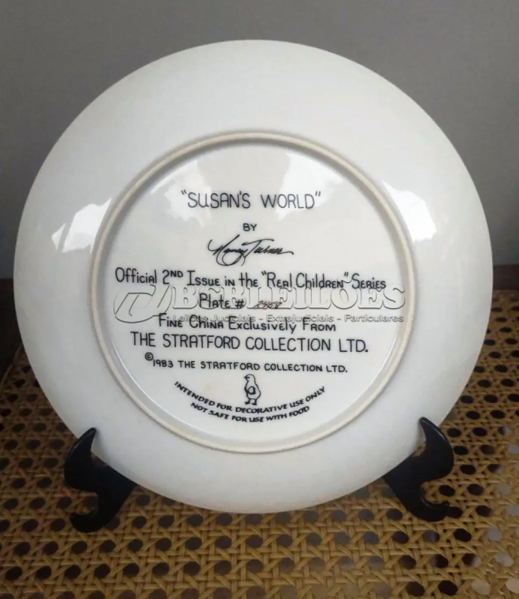 LOTE 283 - 01 PRATO DE COLECIONADOR VINTAGE "SUSAN'S WORLD", EDIÇÃO LIMITADA, DE 1983, DE NANCY TURNER. "SEGUNDA EDIÇÃO OFICIAL DA SÉRIE "CRIANÇAS DE VERDADE".PORCELANA FINA, 1983 THE BERTRAND COLLECTION LTD.  STRATFORD/NANCY TURNER LTD PLACA ED: O MUNDO DE SUSAN - JOVEM NA FLORESTA. VOCÊ ESTÁ DANDO UM LANCE EM UMA PLACA DE EDIÇÃO LIMITADA EMITIDA PELA STRATFORD COLLECTION, LTD., CRIADA A PARTIR DE UMA OBRA DE ARTE ORIGINAL DA ARTISTA NANCY TURNER, "O MUNDO DE SUSAN", DA COLEÇÃO DE PLACAS DE EDIÇÃO LIMITADA "REAL CHILDREN". A PLACA APRESENTA UMA LINDA GAROTINHA SENTADA NA FLORESTA. ESTA PLACA DE COLECIONADOR DE EDIÇÃO LIMITADA É FEITA APENAS PARA FINS DECORATIVOS; A PLACA TEM APROXIMADAMENTE 21 CM DE DIÂMETRO ; PLACA Nº 2458 EMITIDA EM 1983. SEGUNDA EDIÇÃO DA SÉRIE. A PLACA ESTÁ EM EXCELENTES CONDIÇÕES, COMO NOVA, SEM CORTES, RACHADURAS, RACHADURAS OU REPAROS. CORES LINDAS COM RIQUEZA DE DETALHES! COMPANHA O CERTIFICADO DE AUTENTICIDADE  E CAIXA.PEÇA COMPRADA EM GARAGEM DE ANTIGUIDADES NOS EUA. SUPORTE PARA PRATO NÃO INCLUÍDO NESTA VENDA. (NO ESTADO) ATENÇÃO! FAZER A VISITAÇÃO ANTES DE ARREMATAR, NÃO SABEMOS SE FUNCIONA, LEILÃO NÃO TEM GARANTIA E NEM DEVOLUÇÃO, SUJEITO A POSSÍVEIS AVARIAS VISÍVEIS/OCULTAS E/OU AUSÊNCIA DE COMPONENTES.