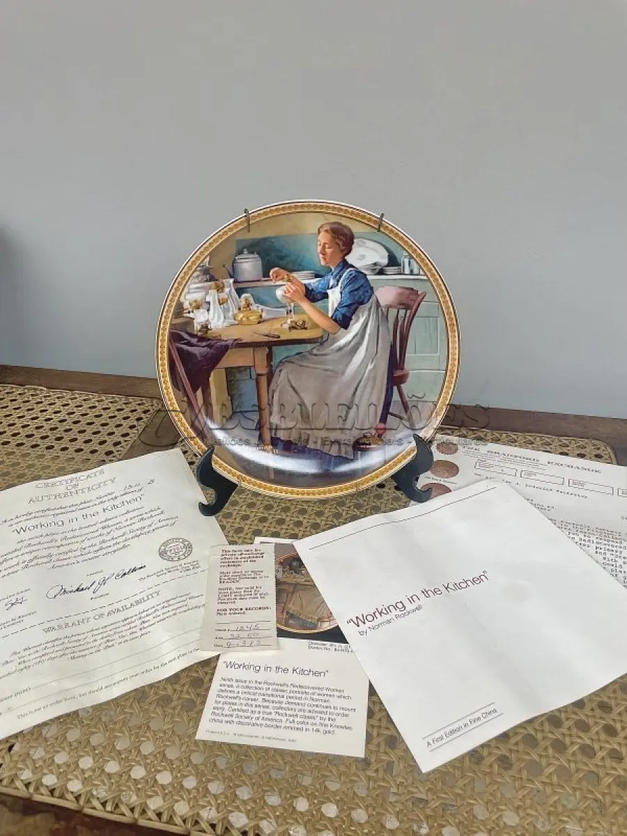 LOTE 318 - 01 PRATO DE COLECIONADOR VINTAGE NORMAN ROCKWELL "WORKING IN THE KITCHEN" "EM PORTUGUES TRABALHANDO NA COZINHA", EDIÇÃO 9 DA COLEÇÃO 'MULHERES REDESCOBERTAS DE ROCKWELL'.A ARTISTA MAIS AMADA DOS ESTADOS UNIDOS APRESENTA UMA SÉRIE INTITULADA "MULHERES REDESCOBERTAS DE ROCKWELL". ESTA É A NONA EDIÇÃO DA SÉRIE “TRABALHANDO NA COZINHA”.PRATO DE NUMERO 1511 B DA EDIÇÃO LIMITADA. EDWIN M, KNOWLES FINE CHINA, NÚMERO BRADEX 84-R70-4.9. COM CERTIFICADO DE AUTENTICIDADE E HISTÓRICO ESCRITO DA IMAGEM DA PLACA INCLUÍDOS. COM DIÂMETRO DE 21 CM CAIXA ORIGINAL. PRATO COM NOTA FISCAL DA ÉPOCA COMPRADO EM 13/09/1983.EM EXCELENTE ESTADO. O SUPORTE DO PRATO NÃO ESTÁ INCLUÍDO. PEÇA COMPRADA EM GARAGEM DE ANTIGUIDADES NOS EUA. SUPORTE PARA PRATO NÃO INCLUÍDO NESTA VENDA. (NO ESTADO) ATENÇÃO! FAZER A VISITAÇÃO ANTES DE ARREMATAR, NÃO SABEMOS SE FUNCIONA, LEILÃO NÃO TEM GARANTIA E NEM DEVOLUÇÃO, SUJEITO A POSSÍVEIS AVARIAS VISÍVEIS/OCULTAS E/OU AUSÊNCIA DE COMPONENTES.